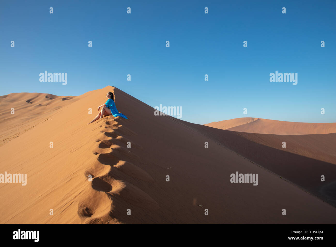 Modell klettern Düne 13, Sossusvlei, Namibia, Afrika Stockfoto
