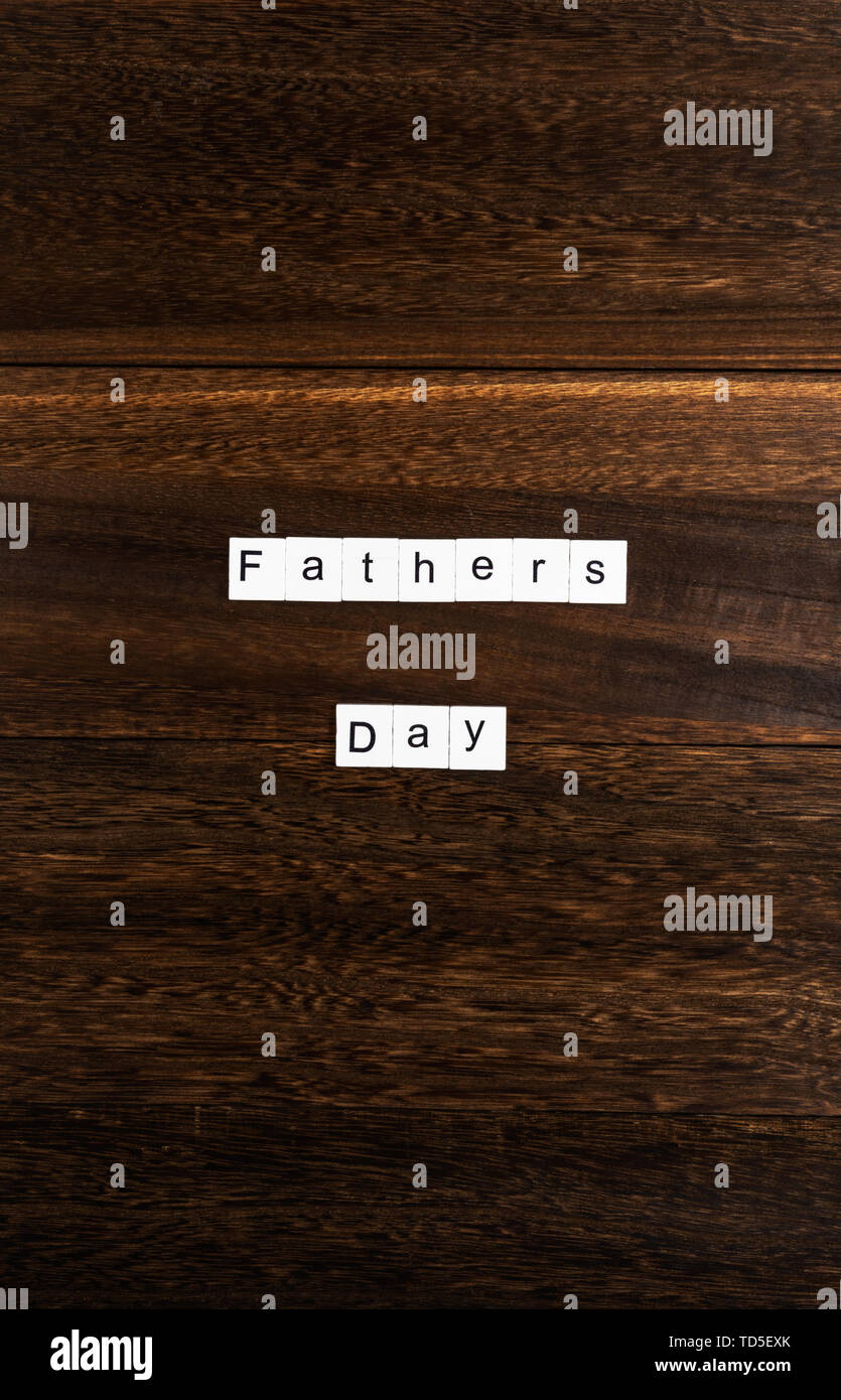 Vatertag Englisch schreiben Quadrate auf Holz- literarischen Hintergrund Stockfoto