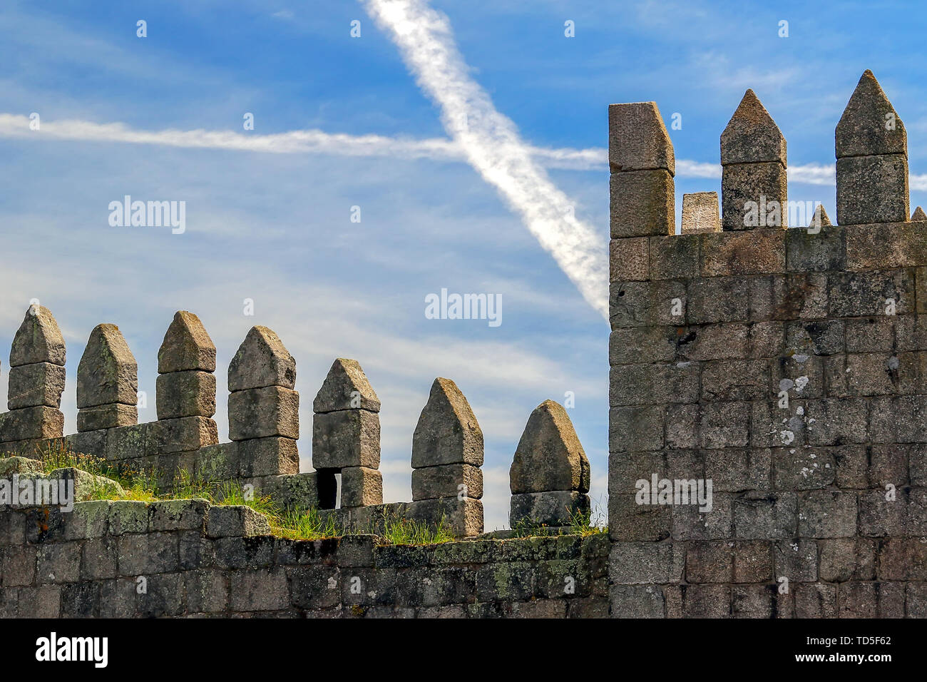 Blick auf den Turm der mittelalterlichen Stadtmauer in Granit Stein, auf Porto, Portugal Stockfoto