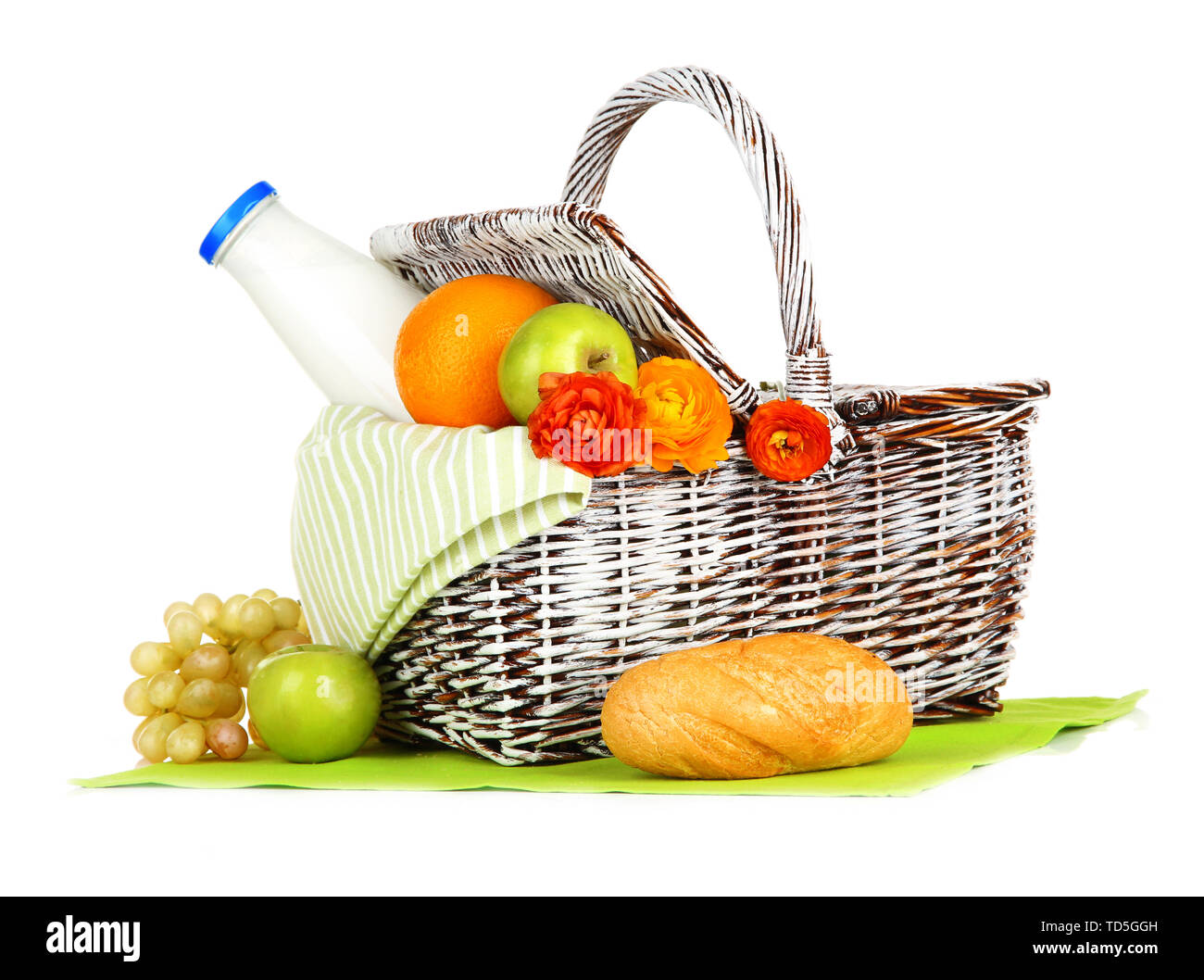 Picknick Korb mit Obst und eine Flasche Milch, isoliert auf weißem Stockfoto