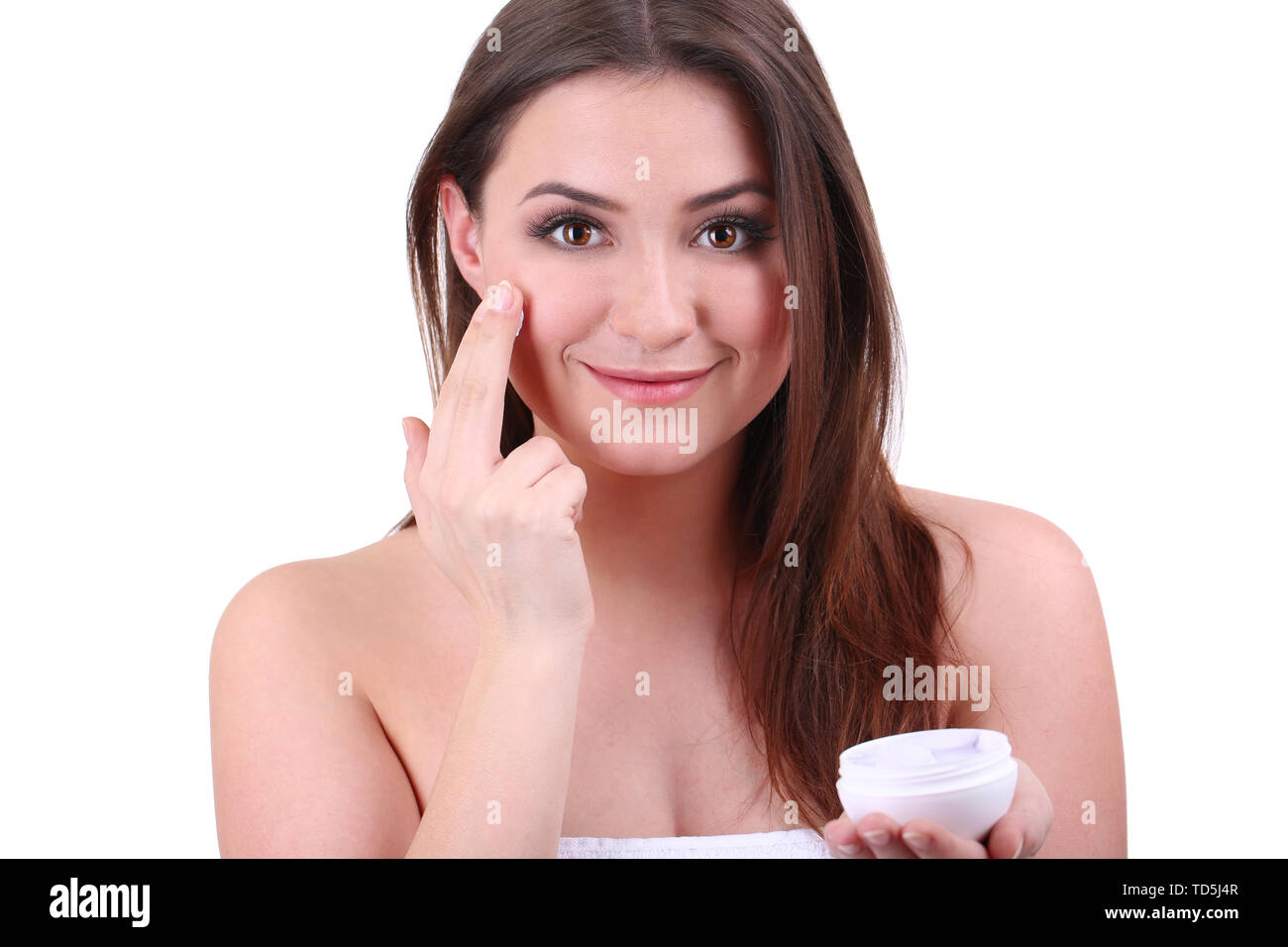 Frau auftragen lifting Creme aus Container auf Gesicht, isoliert auf weiss Stockfoto