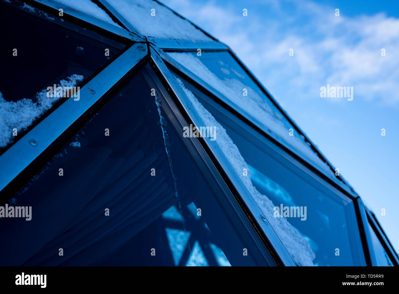 Aufbau von Strukturen Glas Dreieck Geometrie auf der Fassade des Baus. Stockfoto Aufbau von Strukturen Glas Dreieck Geometrie auf der Fassade des Baus. Stockfoto