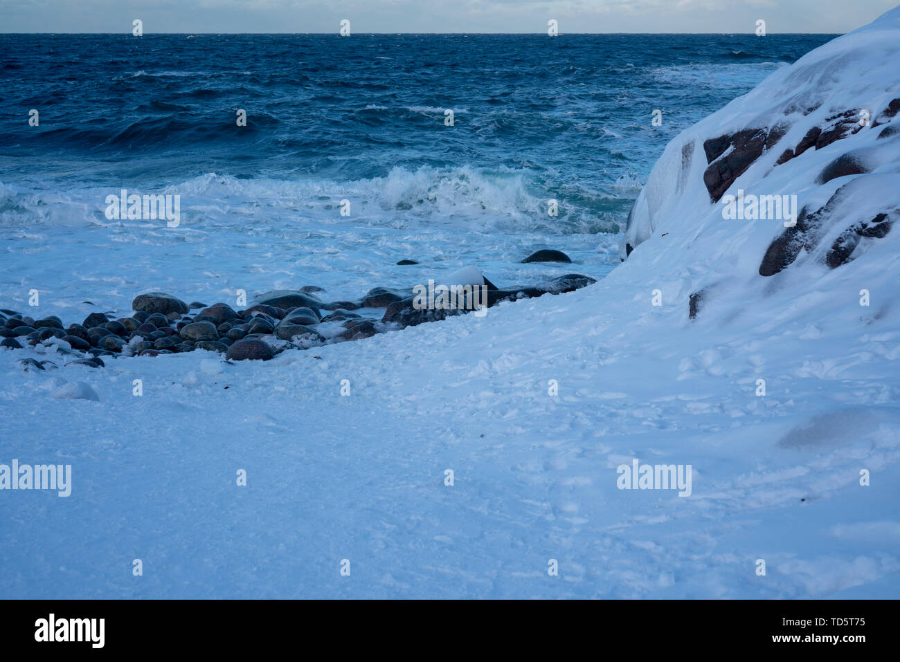 Winterlandschaft der Barentssee. Berge mit Schnee bedeckt. Kurze Zeit Reise nach Teriberka im Winter, Murmansk. Stockfoto