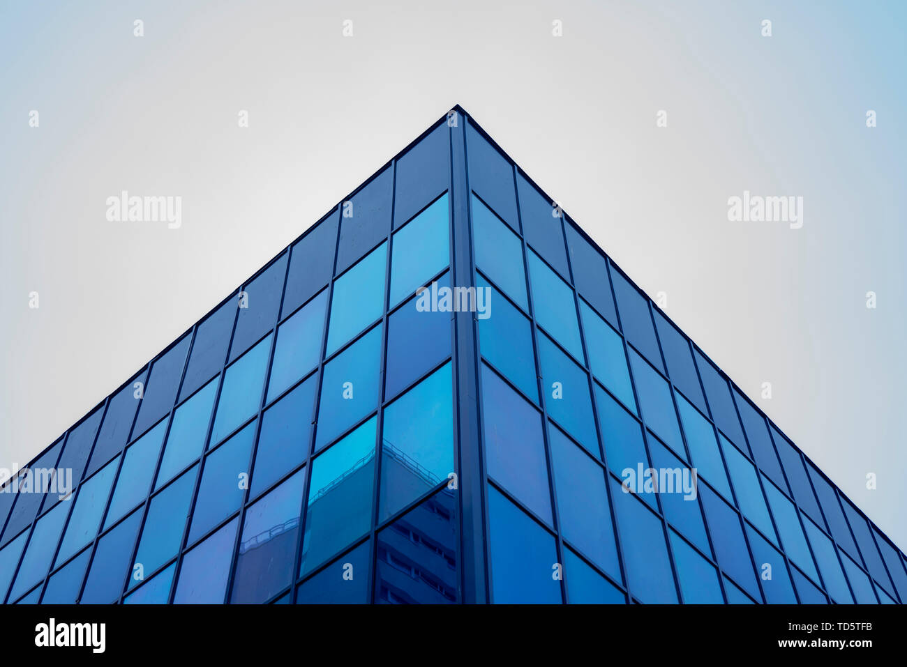 Aufbau von Strukturen Glas Geometrie auf der Fassade des Baus. Stockfoto