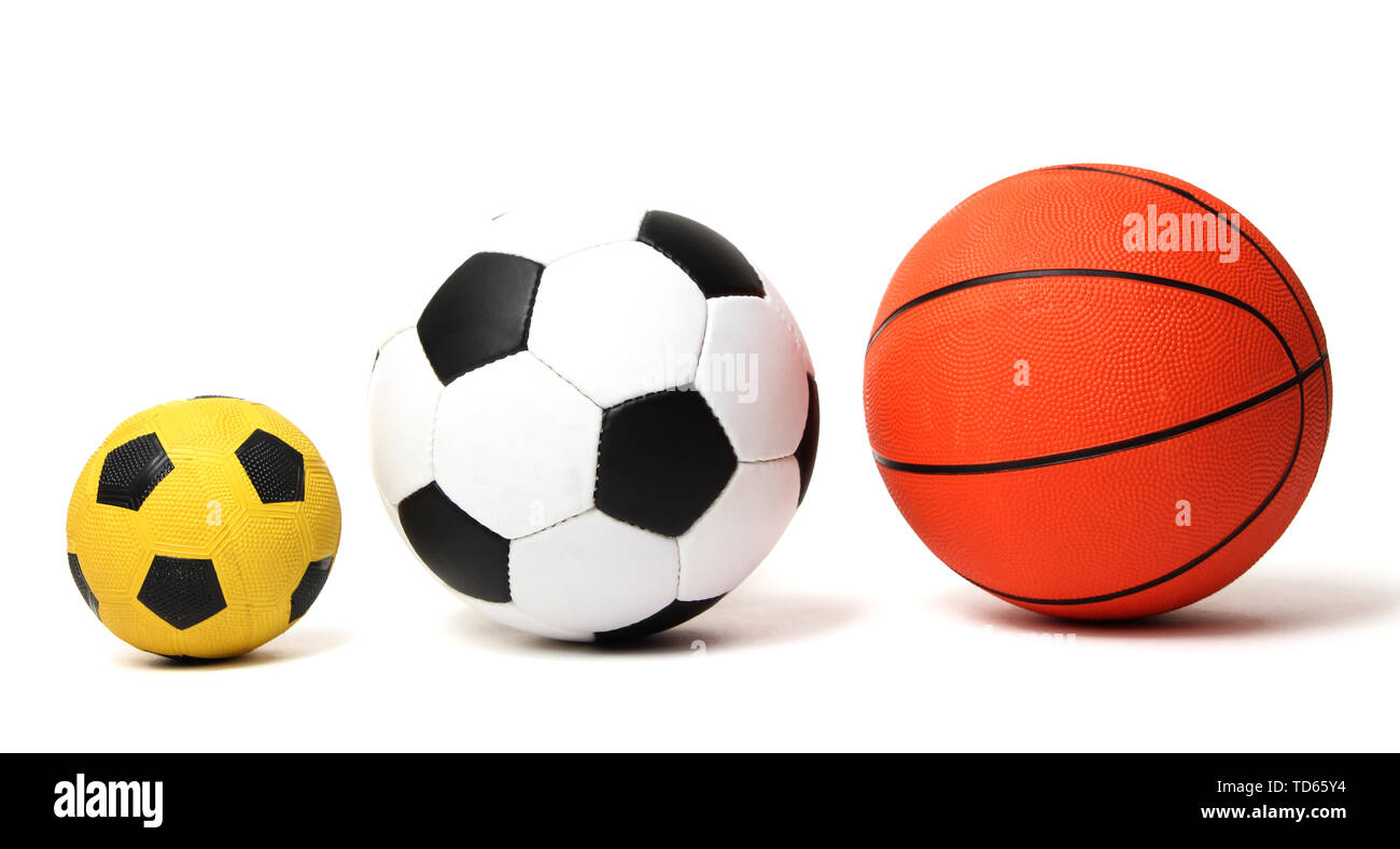 Basketball und Fußball Bälle auf Weiß isoliert Stockfoto