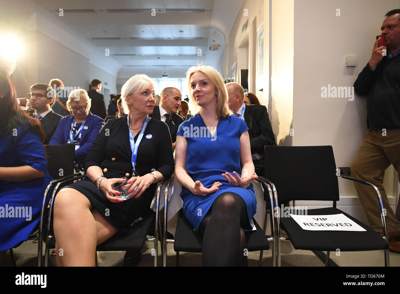 Der konservative Abgeordnete Nadine Dorries und Chief Secretary, Schatzamt Liz Truss nehmen an der Einführung von Boris Johnson's Kampagne zu Führer der Konservativen und Unionist Party und Premierminister im Sky Loft, Millbank Tower, Westminster geworden. Stockfoto