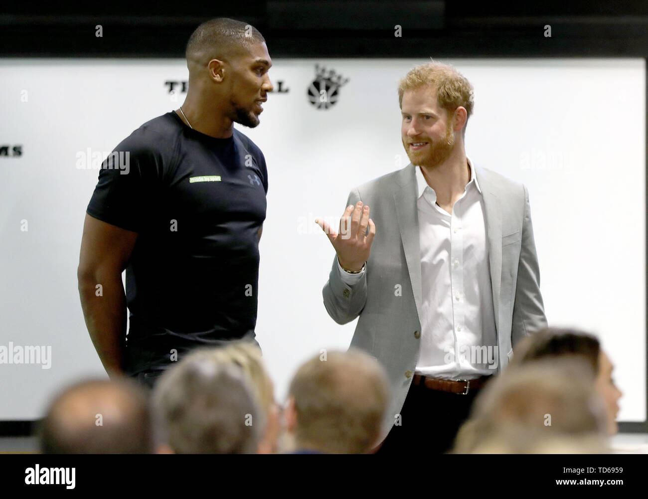 Der Herzog von Sussex spricht mit Boxer Anthony Josua bei der Eröffnung des von Sport, eine neue Kampagne mit einer Koalition von Nächstenliebe, die Förderung benachteiligter junger Menschen durch Sport, an der Schwarze Prinz Vertrauen in Lambeth. Stockfoto