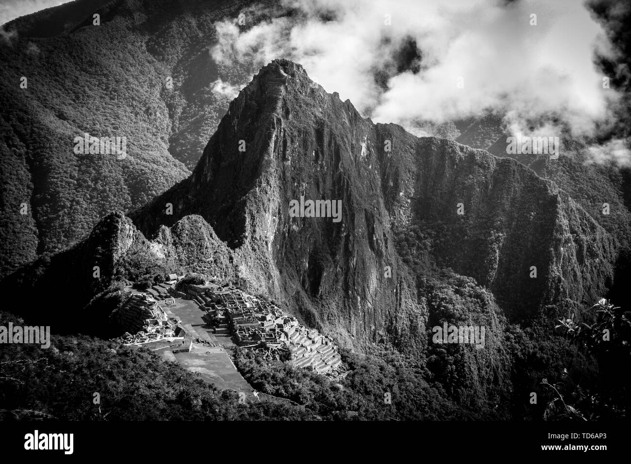 Die Ruinen von Machu Picchu in Schwarz und Weiß von einem weit entfernten Ansicht. Stockfoto
