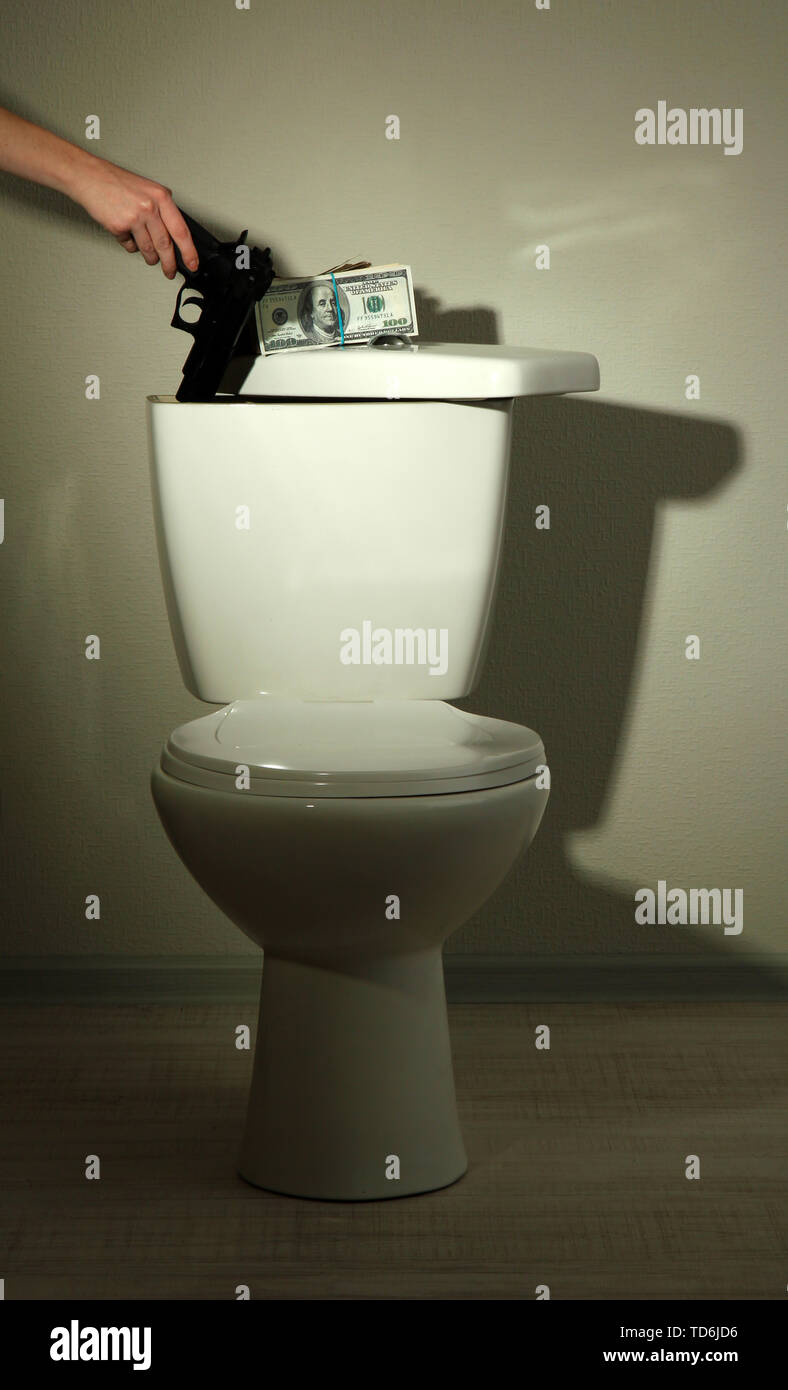 Hand Versteckt Pistole Und Geld In Die Toilette Im Badezimmer Stockfotografie Alamy