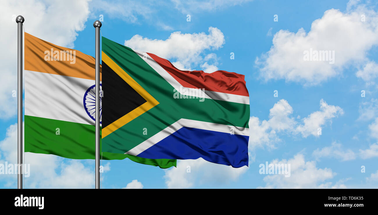 Indien und Südafrika Flagge im Wind gegen Weiße bewölkt blauer Himmel zusammen. Diplomatie Konzept, internationale Beziehungen. Stockfoto
