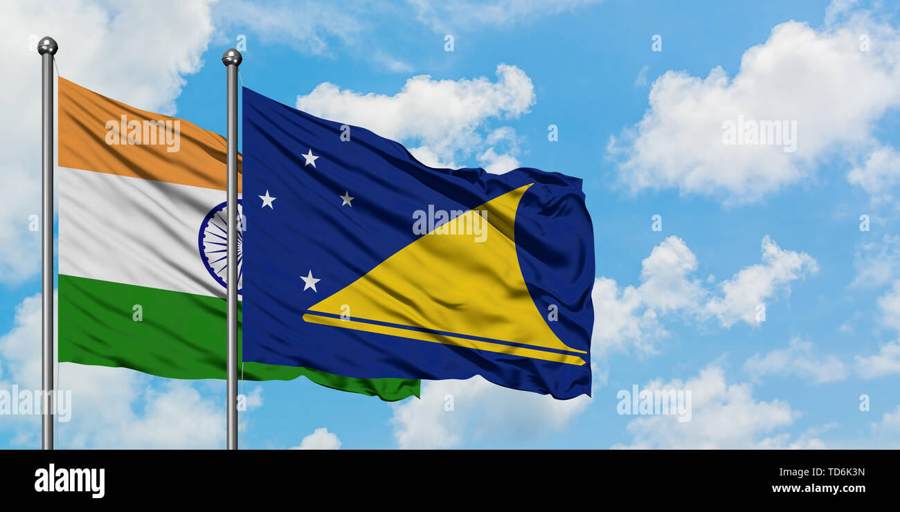 Indien und Tokelau flag waving im Wind gegen Weiße bewölkt blauer Himmel zusammen. Diplomatie Konzept, internationale Beziehungen. Stockfoto