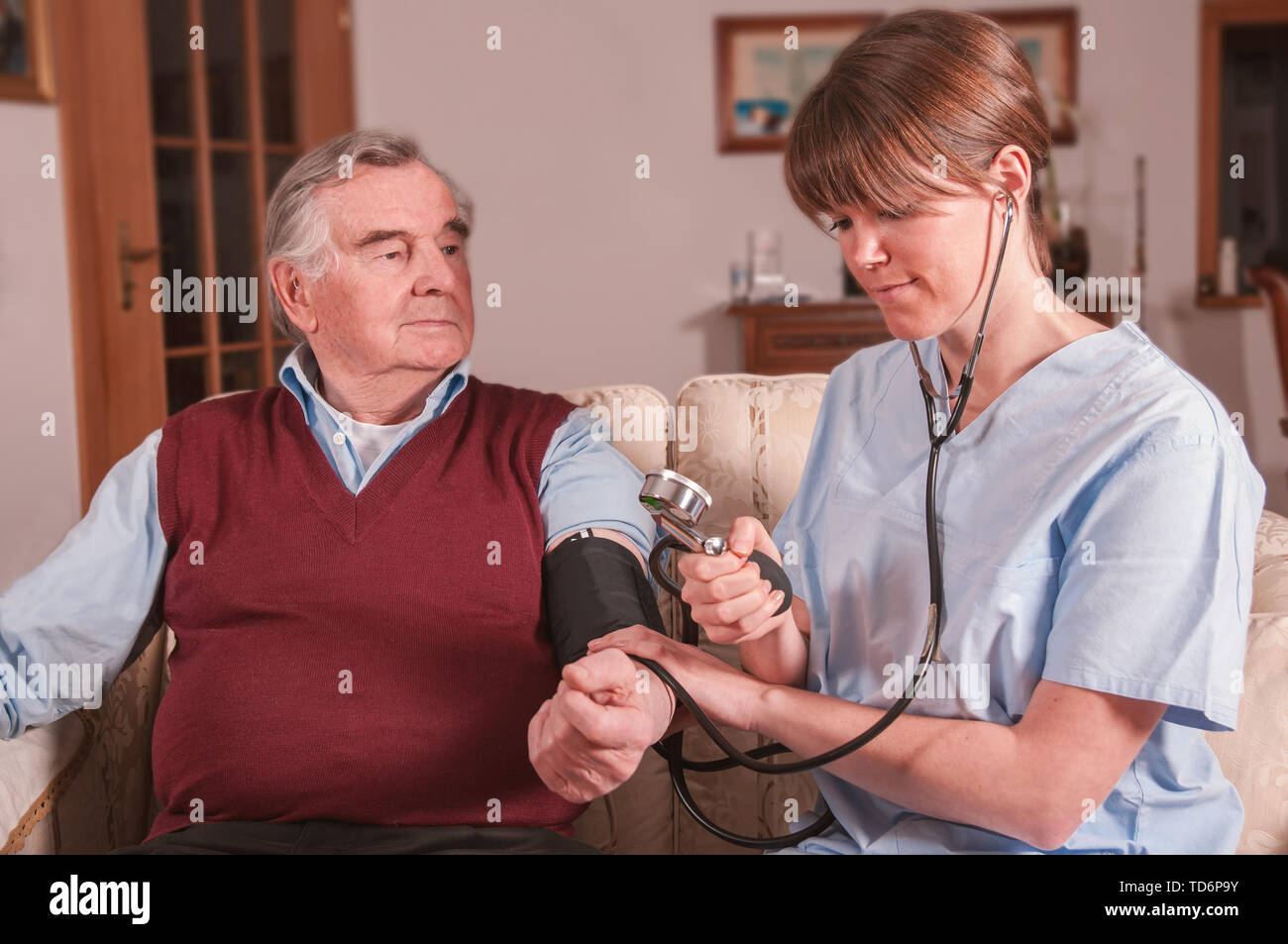 Krankenschwester messen Senioren Blutdruck Stockfoto