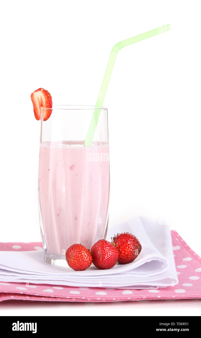 Lecker Milchshake mit Erdbeeren isoliert auf weißem Stockfoto