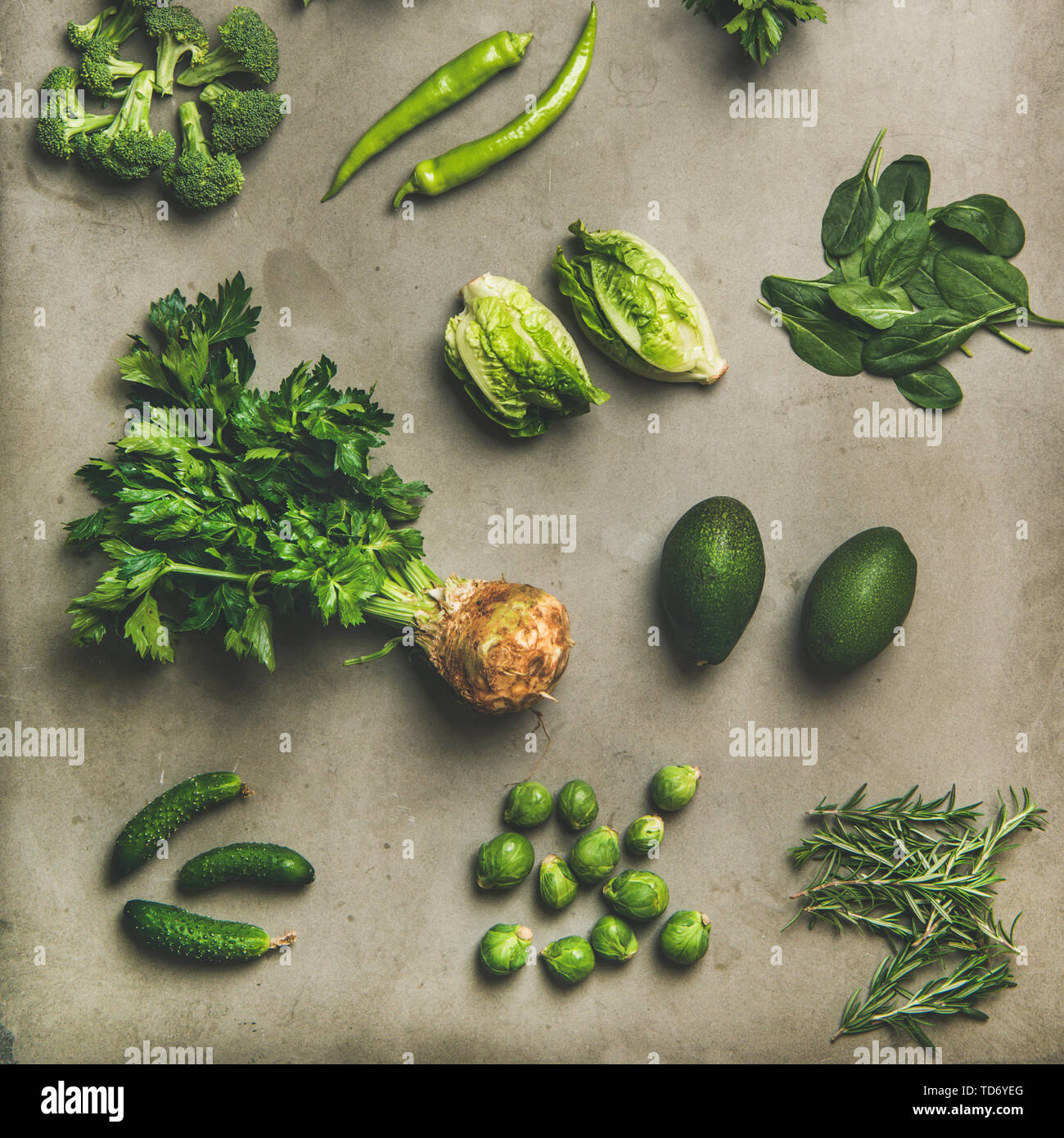 Gesund vegan Zutaten Layout über konkrete Tabelle Hintergrund, Quadrat Erntegut Stockfoto