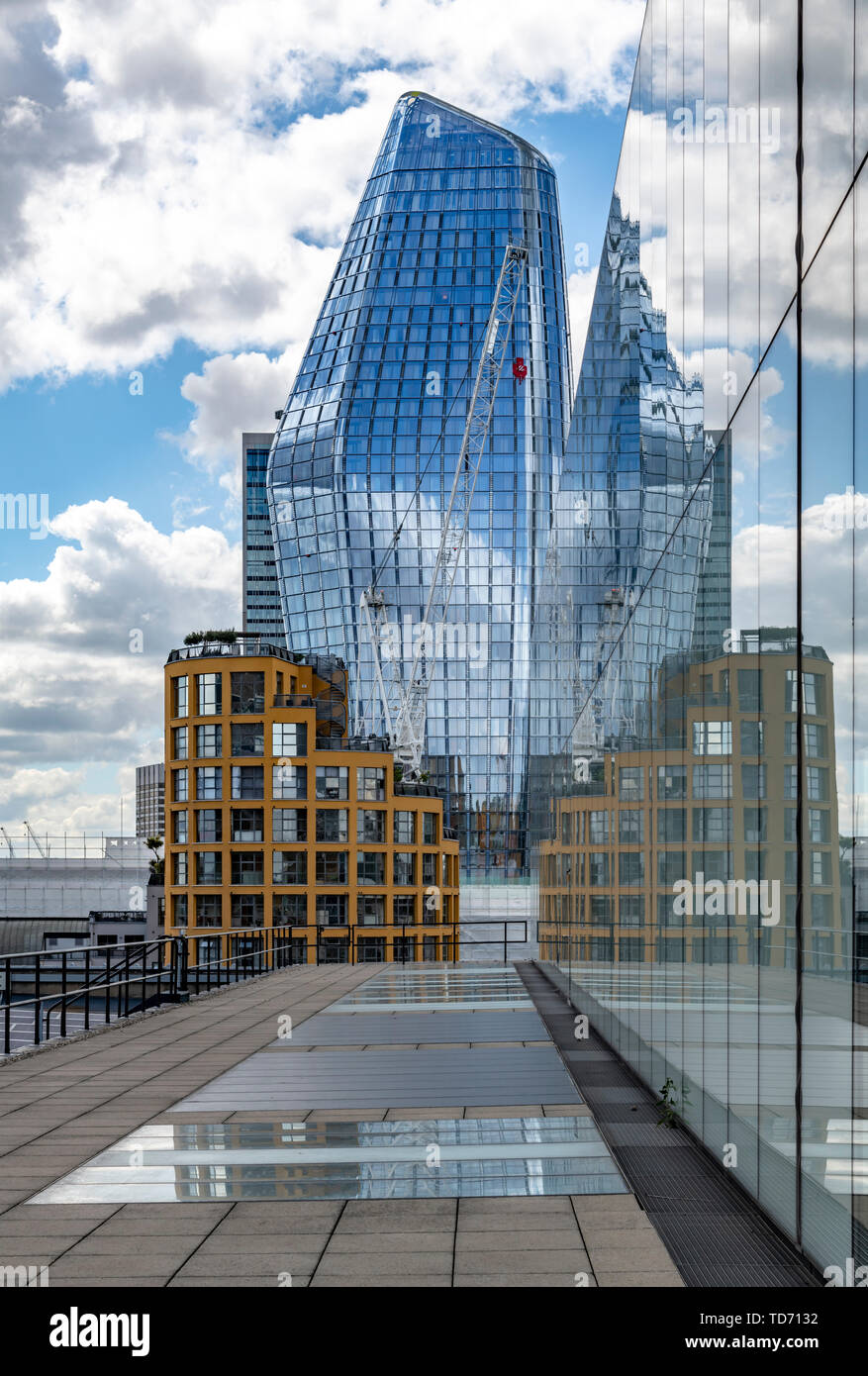 Neue Wolkenkratzer in London offiziell nennt man Blackfriars. Auch als Vase oder der Boomerang bekannt. Die reflektierende Gebäude, rechts ist der Tate Modern. Stockfoto