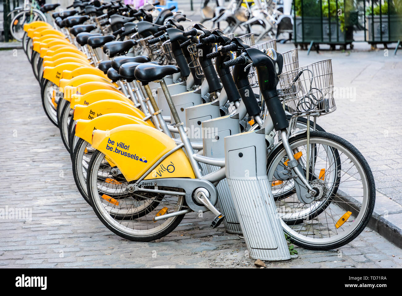 Reihe von Villo! Gemeinsam genutzte Fahrräder am 'Mort Subite" Station in der historischen Altstadt von Brüssel, Belgien geparkt. Stockfoto