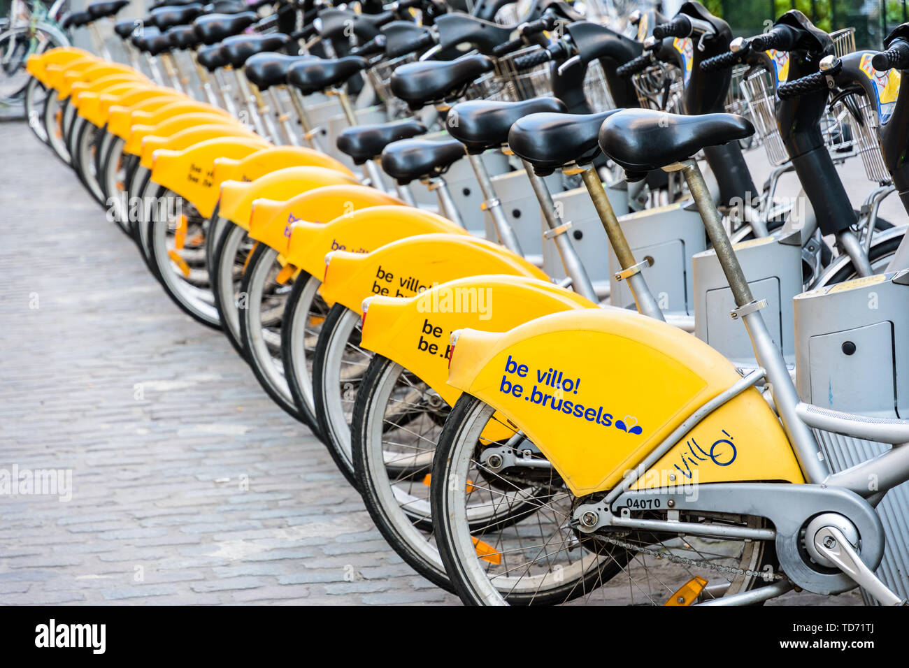 Reihe von Villo! Gemeinsam genutzte Fahrräder am 'Mort Subite" Station in der historischen Altstadt von Brüssel, Belgien geparkt. Stockfoto