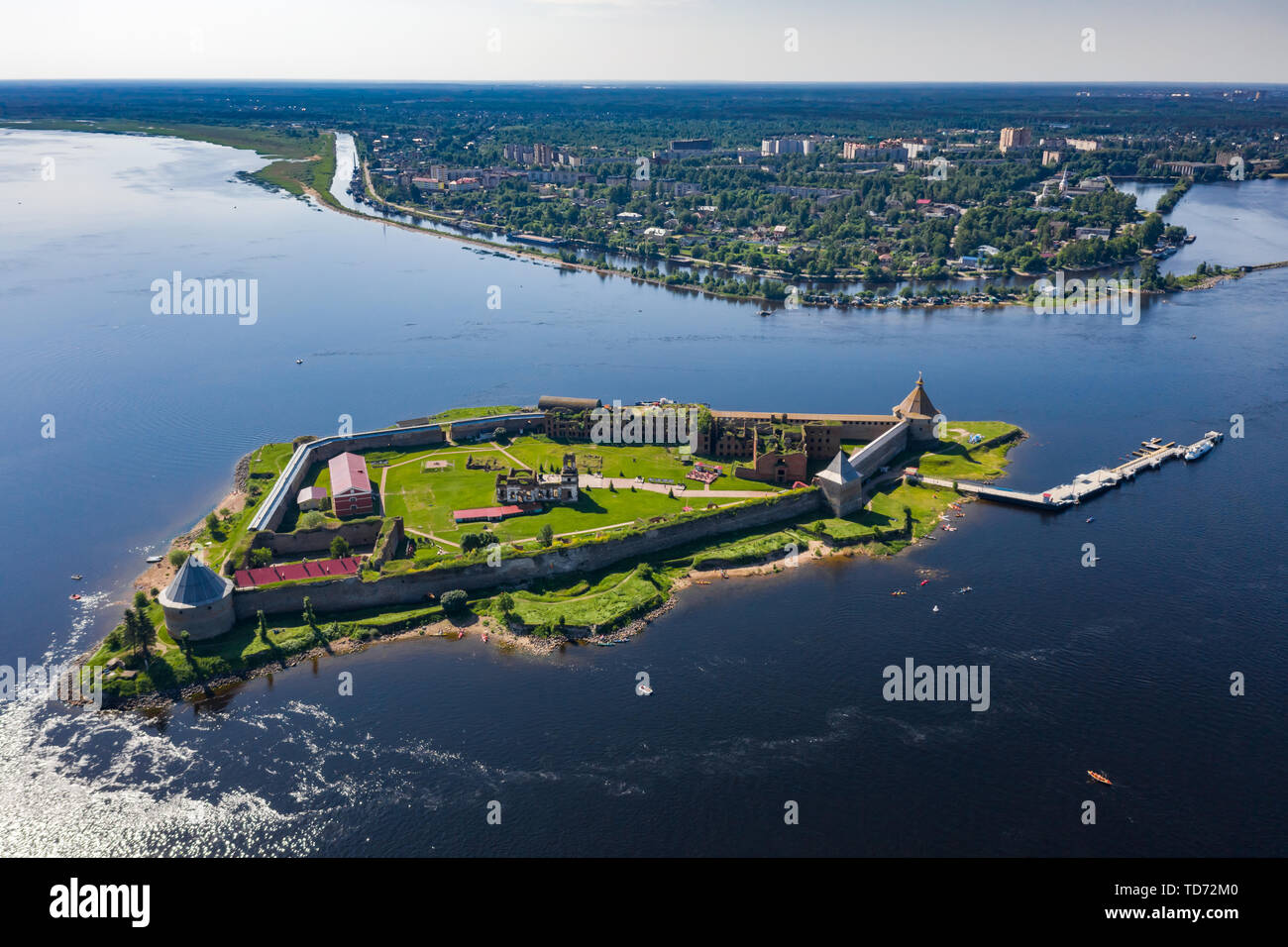 Russland, St. Petersburg, Luftaufnahmen der Oreshek Festung in Schlesselburg, sonnigem Wetter, Newa, grünes Gras, Mauer der Festung Stockfoto