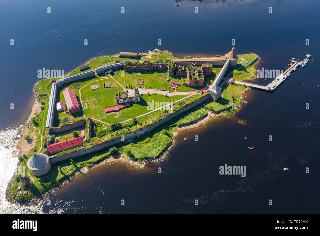 Russland, St. Petersburg, Luftaufnahmen der Oreshek Festung in Schlesselburg, sonnigem Wetter, Newa, grünes Gras, Mauer der Festung Stockfoto