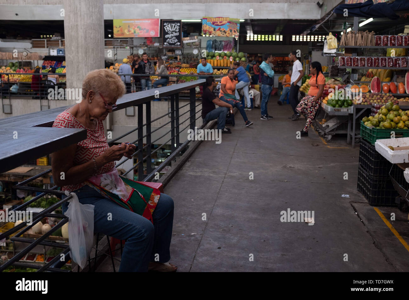 Caracas, Venezuela. 6. Juni, 2019. Eine Frau strickt an einem Markt in Caracas, Venezuela. Es ist mit Gemüse gefüllt. Dieser Markt hat Gemüse, weil niemand leisten können, sie zu kaufen, aber ein paar Wenige. Vor der Krise die Märkte waren immer mit Menschen shopping gefüllt. Jetzt sind sie leer aufgrund einer Krise mit Hyperinflation. Credit: Allison Abendessen/ZUMA Draht/Alamy leben Nachrichten Stockfoto