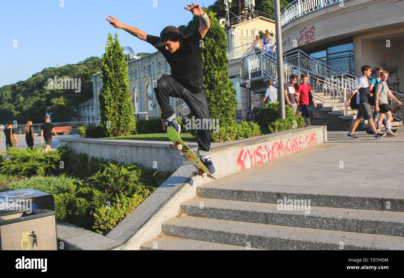 Kiew, Ukraine. 12 Juni, 2019. Ein skater Übungen an einem Post Platz heissen Sommertag in Kiew, Ukraine, 12. Juni 2019. Hitze im Sommer fiel in Kiew. Die Temperatur hat die Marke von 31 Grad Celsius Credit: sergii Kharchenko/ZUMA Draht/Alamy Leben Nachrichten weitergegeben Stockfoto