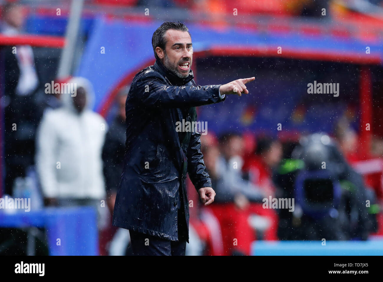 Valenciennes, Frankreich. 12 Juni, 2019. Head Coach Jorge Vilda Spaniens geben Anweisungen, die während der Gruppe B Match zwischen Deutschland und Spanien an der 2019 FIFA Frauenfussball Weltmeisterschaft in Valenciennes, Frankreich, 12. Juni 2019. Deutschland gewann 1:0. Credit: Zheng Huansong/Xinhua/Alamy leben Nachrichten Stockfoto