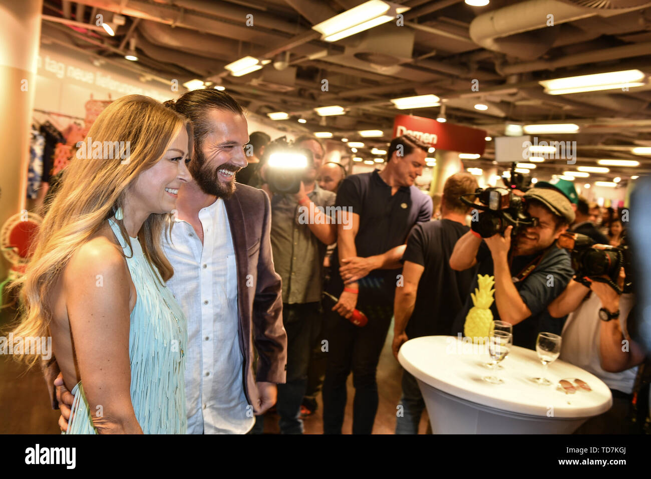 Berlin, Deutschland. 12 Juni, 2019. Die Schauspielerin Jenny Elvers und ihr neuer Freund Simon Lorinser kommen zu einem exklusiven Late Night Shopping Event "Erwarte das Unerwartete" an der TK Maxx in der Potsdamer Platz Arkaden. Foto: Jens Kalaene/dpa-Zentralbild/dpa/Alamy leben Nachrichten Stockfoto