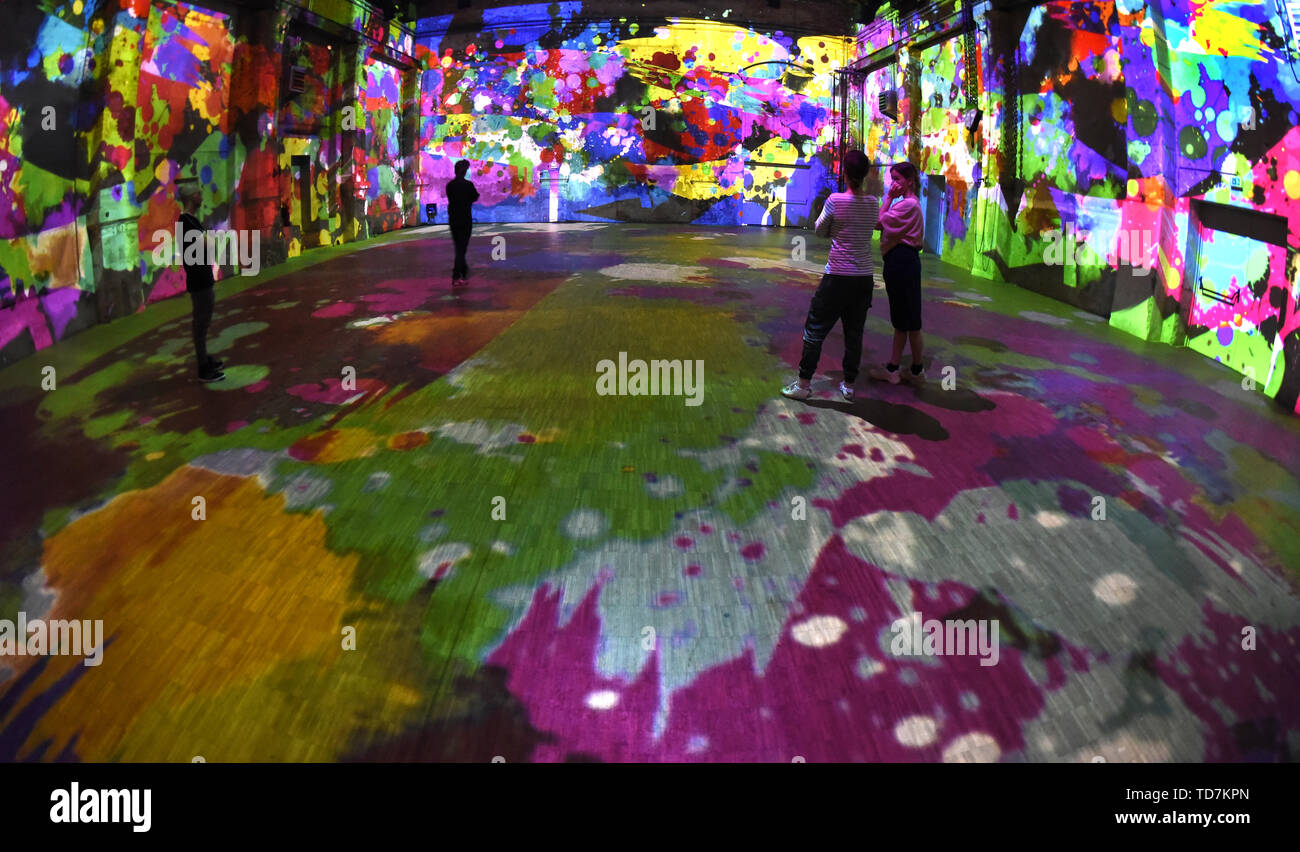 10. Juni 2019, Sachsen, Leipzig: Im multimedia Licht Show 'Bach' an der Kunstkraftwerk Leipzig, Besucher sind zu einer Vorschau eingeladen. Die italienische Multimedia Künstler Stefano Fake wird durch die Kompositionen von Johann Sebastian Bach, einschließlich der St. Matthäus Passion und das Brandenburgische Konzert Nr. 1 inspiriert. Seine Synthese aus Musik, Farbe und Architektur können ab 14. Juni 2019 bis zum Ende des Jahres zu sehen. Foto: Waltraud Grubitzsch/dpa-Zentralbild/dpa - ACHTUNG: Nur für die redaktionelle Verwendung im Zusammenhang mit der Berichterstattung über die Ausstellung und nur mit vollständiger Nennung der oben genannten Kreditkarte Stockfoto 10. Juni 2019, Sachsen, Leipzig: Im multimedia Licht Show 'Bach' an der Kunstkraftwerk Leipzig, Besucher sind zu einer Vorschau eingeladen. Die italienische Multimedia Künstler Stefano Fake wird durch die Kompositionen von Johann Sebastian Bach, einschließlich der St. Matthäus Passion und das Brandenburgische Konzert Nr. 1 inspiriert. Seine Synthese aus Musik, Farbe und Architektur können ab 14. Juni 2019 bis zum Ende des Jahres zu sehen. Foto: Waltraud Grubitzsch/dpa-Zentralbild/dpa - ACHTUNG: Nur für die redaktionelle Verwendung im Zusammenhang mit der Berichterstattung über die Ausstellung und nur mit vollständiger Nennung der oben genannten Kreditkarte Stockfoto