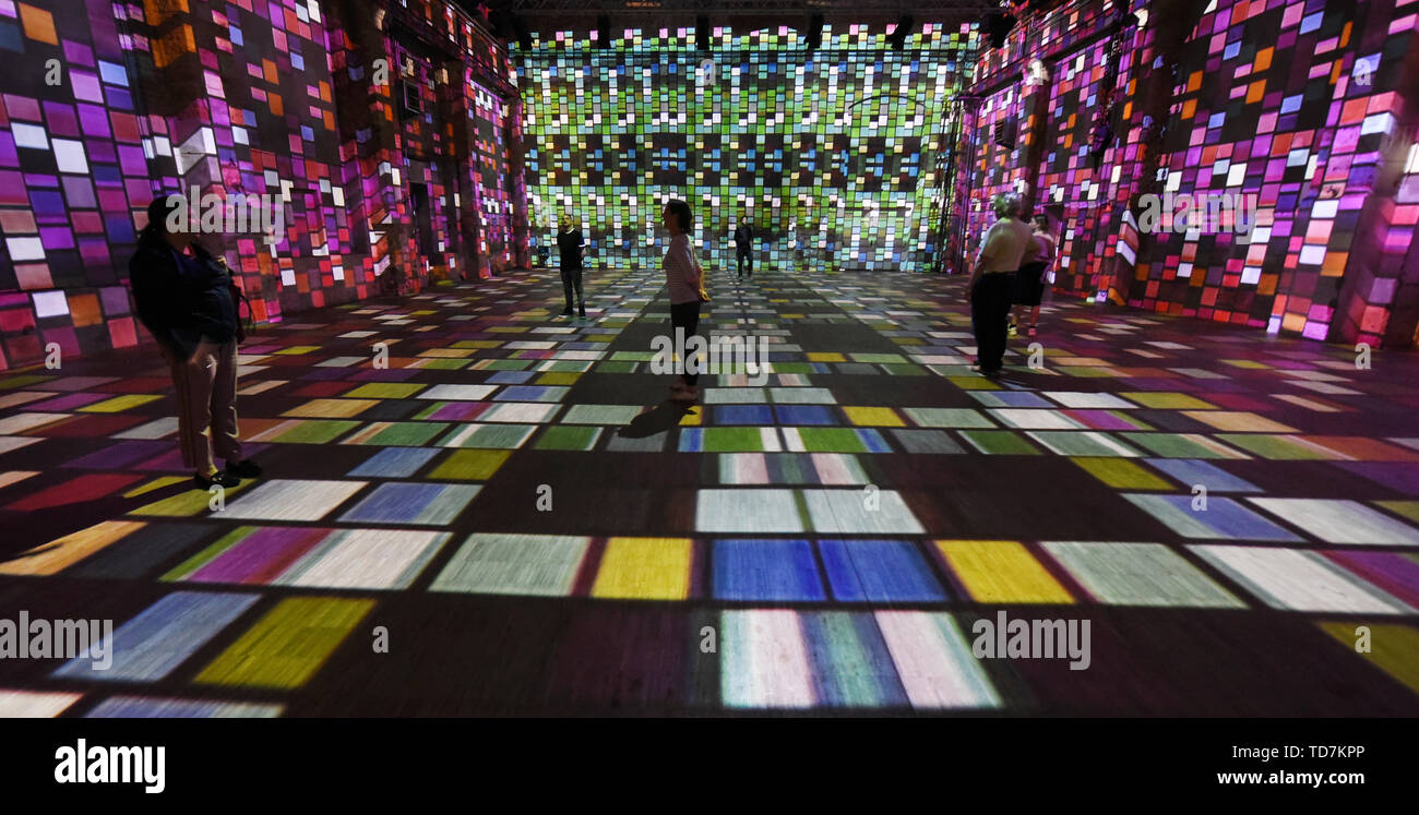 10. Juni 2019, Sachsen, Leipzig: Im multimedia Licht Show 'Bach' an der Kunstkraftwerk Leipzig, Besucher sind zu einer Vorschau eingeladen. Die italienische Multimedia Künstler Stefano Fake wird durch die Kompositionen von Johann Sebastian Bach, einschließlich der St. Matthäus Passion und das Brandenburgische Konzert Nr. 1 inspiriert. Seine Synthese aus Musik, Farbe und Architektur können ab 14. Juni 2019 bis zum Ende des Jahres zu sehen. Foto: Waltraud Grubitzsch/dpa-Zentralbild/dpa - ACHTUNG: Nur für die redaktionelle Verwendung im Zusammenhang mit der Berichterstattung über die Ausstellung und nur mit vollständiger Nennung der oben genannten Kreditkarte Stockfoto 10. Juni 2019, Sachsen, Leipzig: Im multimedia Licht Show 'Bach' an der Kunstkraftwerk Leipzig, Besucher sind zu einer Vorschau eingeladen. Die italienische Multimedia Künstler Stefano Fake wird durch die Kompositionen von Johann Sebastian Bach, einschließlich der St. Matthäus Passion und das Brandenburgische Konzert Nr. 1 inspiriert. Seine Synthese aus Musik, Farbe und Architektur können ab 14. Juni 2019 bis zum Ende des Jahres zu sehen. Foto: Waltraud Grubitzsch/dpa-Zentralbild/dpa - ACHTUNG: Nur für die redaktionelle Verwendung im Zusammenhang mit der Berichterstattung über die Ausstellung und nur mit vollständiger Nennung der oben genannten Kreditkarte Stockfoto