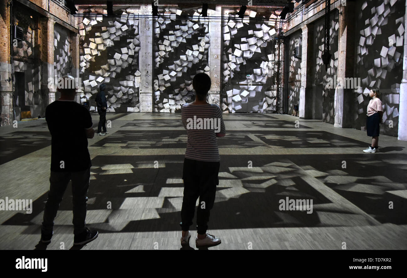 10. Juni 2019, Sachsen, Leipzig: Im multimedia Licht Show 'Bach' an der Kunstkraftwerk Leipzig, Besucher sind zu einer Vorschau eingeladen. Die italienische Multimedia Künstler Stefano Fake zieht seine Inspiration aus Kompositionen von Johann Sebastian Bach, einschließlich der St. Matthäus Passion und das Brandenburgische Konzert Nr. 1. Seine Synthese aus Musik, Farbe und Architektur können ab 14. Juni 2019 bis zum Ende des Jahres zu sehen. Foto: Waltraud Grubitzsch/dpa-Zentralbild/dpa - ACHTUNG: Nur für die redaktionelle Verwendung im Zusammenhang mit der Berichterstattung über die Ausstellung und nur mit vollständiger Nennung des oben Credi Stockfoto 10. Juni 2019, Sachsen, Leipzig: Im multimedia Licht Show 'Bach' an der Kunstkraftwerk Leipzig, Besucher sind zu einer Vorschau eingeladen. Die italienische Multimedia Künstler Stefano Fake zieht seine Inspiration aus Kompositionen von Johann Sebastian Bach, einschließlich der St. Matthäus Passion und das Brandenburgische Konzert Nr. 1. Seine Synthese aus Musik, Farbe und Architektur können ab 14. Juni 2019 bis zum Ende des Jahres zu sehen. Foto: Waltraud Grubitzsch/dpa-Zentralbild/dpa - ACHTUNG: Nur für die redaktionelle Verwendung im Zusammenhang mit der Berichterstattung über die Ausstellung und nur mit vollständiger Nennung des oben Credi Stockfoto