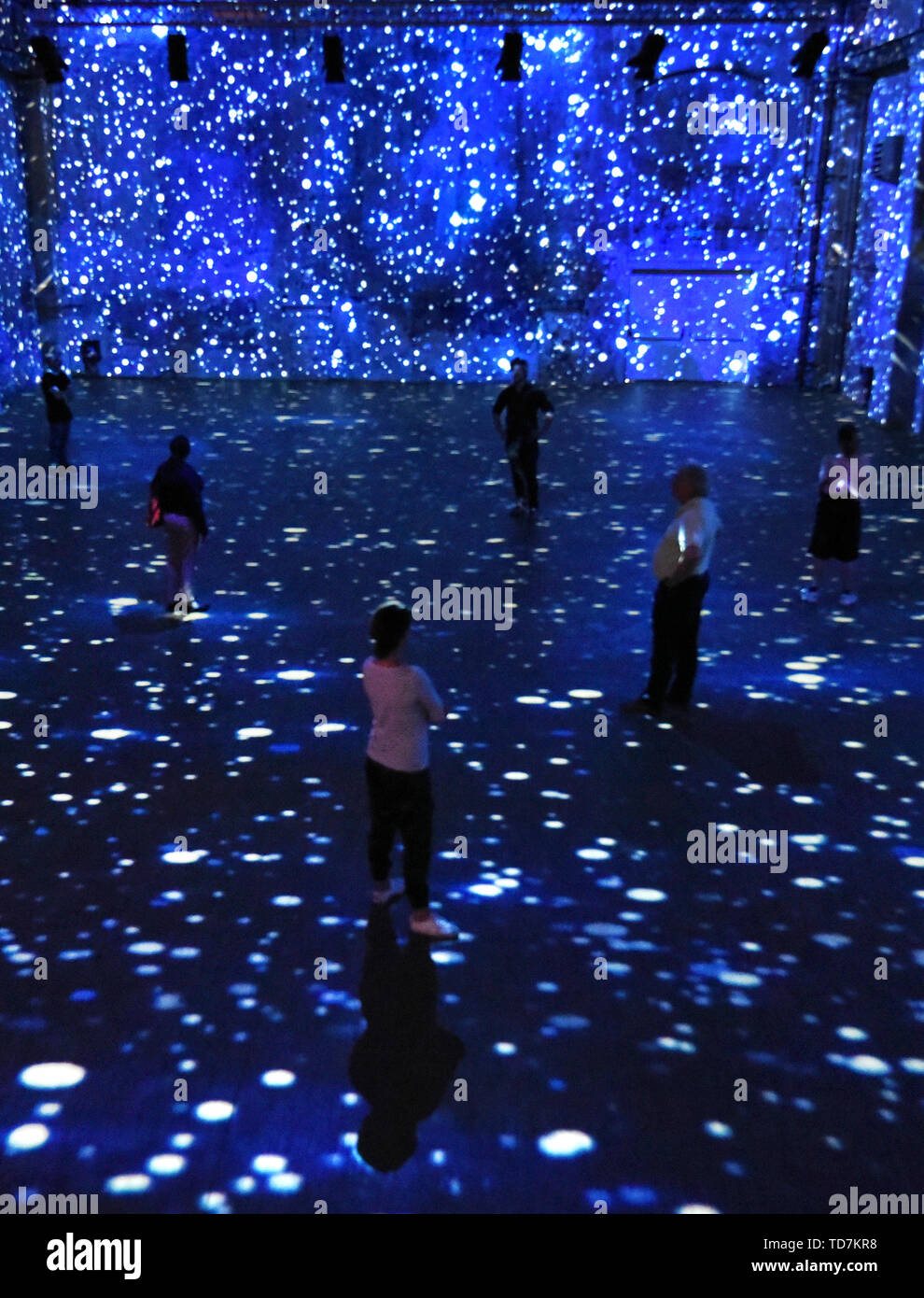 10. Juni 2019, Sachsen, Leipzig: Im multimedia Licht Show 'Bach' an der Kunstkraftwerk Leipzig, Besucher sind zu einer Vorschau eingeladen. Die italienische Multimedia Künstler Stefano Fake zieht seine Inspiration aus Kompositionen von Johann Sebastian Bach, einschließlich der St. Matthäus Passion und das Brandenburgische Konzert Nr. 1. Seine Synthese aus Musik, Farbe und Architektur können ab 14. Juni 2019 bis zum Ende des Jahres zu sehen. Foto: Waltraud Grubitzsch/dpa-Zentralbild/dpa - ACHTUNG: Nur für die redaktionelle Verwendung im Zusammenhang mit der Berichterstattung über die Ausstellung und nur mit vollständiger Nennung des oben Credi Stockfoto 10. Juni 2019, Sachsen, Leipzig: Im multimedia Licht Show 'Bach' an der Kunstkraftwerk Leipzig, Besucher sind zu einer Vorschau eingeladen. Die italienische Multimedia Künstler Stefano Fake zieht seine Inspiration aus Kompositionen von Johann Sebastian Bach, einschließlich der St. Matthäus Passion und das Brandenburgische Konzert Nr. 1. Seine Synthese aus Musik, Farbe und Architektur können ab 14. Juni 2019 bis zum Ende des Jahres zu sehen. Foto: Waltraud Grubitzsch/dpa-Zentralbild/dpa - ACHTUNG: Nur für die redaktionelle Verwendung im Zusammenhang mit der Berichterstattung über die Ausstellung und nur mit vollständiger Nennung des oben Credi Stockfoto