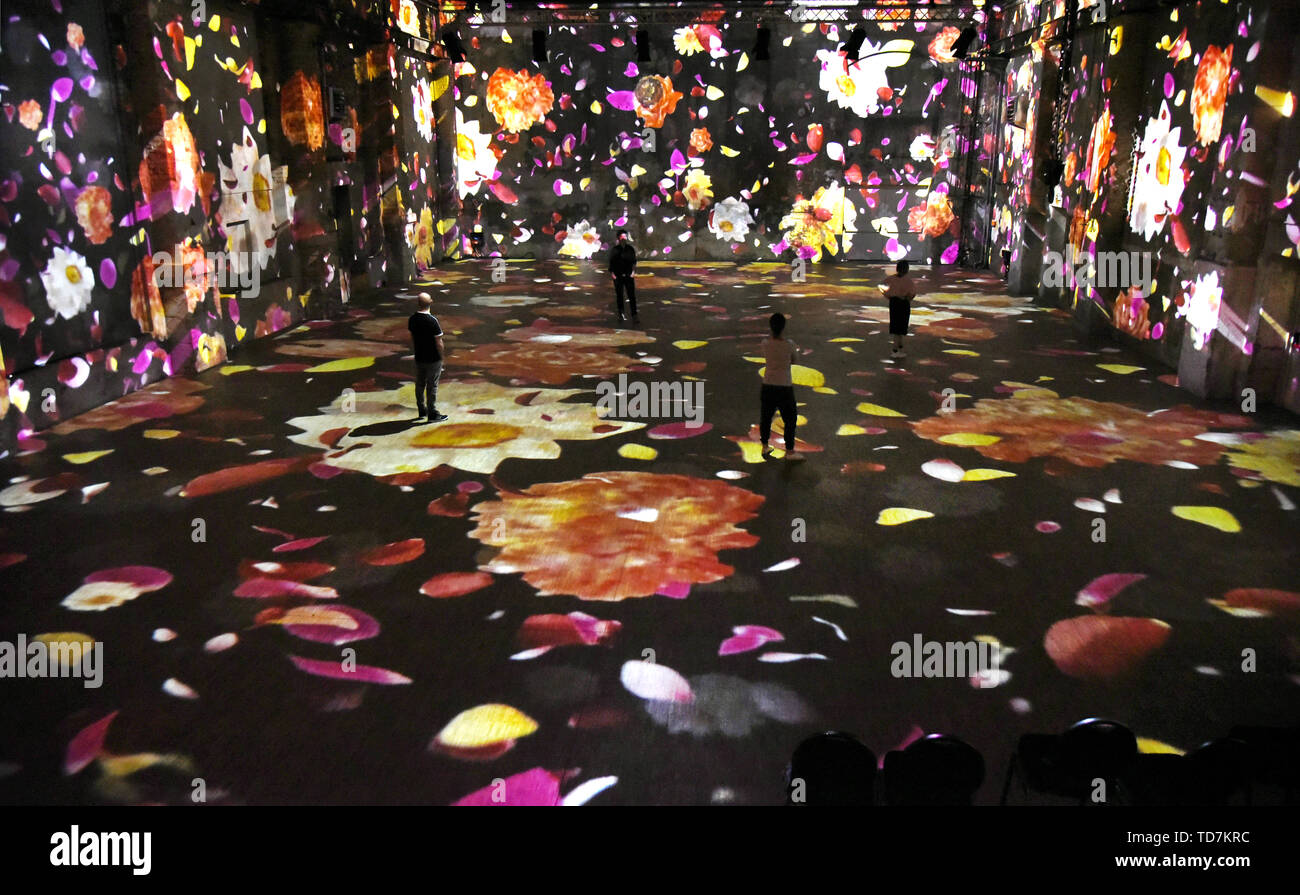 10. Juni 2019, Sachsen, Leipzig: Im multimedia Licht Show 'Bach' an der Kunstkraftwerk Leipzig, Besucher sind zu einer Vorschau eingeladen. Die italienische Multimedia Künstler Stefano Fake zieht seine Inspiration aus Kompositionen von Johann Sebastian Bach, einschließlich der St. Matthäus Passion und das Brandenburgische Konzert Nr. 1. Seine Synthese aus Musik, Farbe und Architektur können ab 14. Juni 2019 bis zum Ende des Jahres zu sehen. Foto: Waltraud Grubitzsch/dpa-Zentralbild/dpa - ACHTUNG: Nur für die redaktionelle Verwendung im Zusammenhang mit der Berichterstattung über die Ausstellung und nur mit vollständiger Nennung des oben Credi Stockfoto 10. Juni 2019, Sachsen, Leipzig: Im multimedia Licht Show 'Bach' an der Kunstkraftwerk Leipzig, Besucher sind zu einer Vorschau eingeladen. Die italienische Multimedia Künstler Stefano Fake zieht seine Inspiration aus Kompositionen von Johann Sebastian Bach, einschließlich der St. Matthäus Passion und das Brandenburgische Konzert Nr. 1. Seine Synthese aus Musik, Farbe und Architektur können ab 14. Juni 2019 bis zum Ende des Jahres zu sehen. Foto: Waltraud Grubitzsch/dpa-Zentralbild/dpa - ACHTUNG: Nur für die redaktionelle Verwendung im Zusammenhang mit der Berichterstattung über die Ausstellung und nur mit vollständiger Nennung des oben Credi Stockfoto