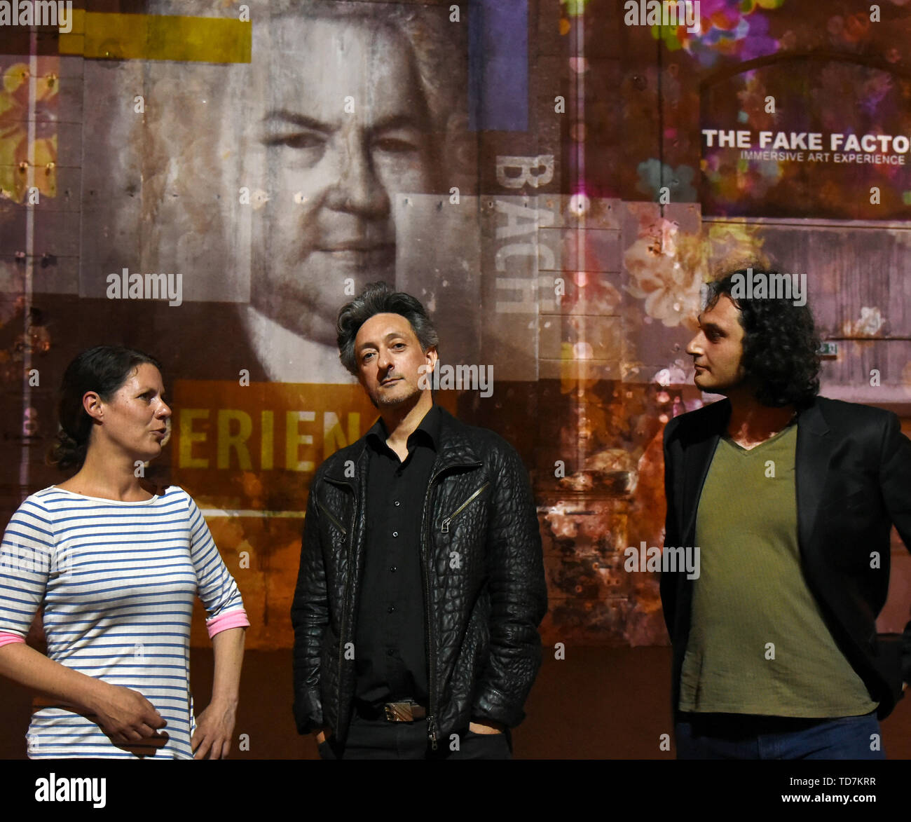 Leipzig, Deutschland. 11 Juni, 2020. In der Multimedia-show 'Bach' an der Kunstkraftwerk Leipzig, der Multimedia Künstler Stefano Fake (M) steht zwischen Mitarbeitern des Kunstkraftwerk während eine Vorschau. Der Künstler wird durch die Kompositionen von Johann Sebastian Bach, einschließlich der St. Matthäus Passion und das Brandenburgische Konzert Nr.1 inspiriert. Seine Synthese aus Musik, Farbe und Architektur können ab 14. Juni 2019 bis zum Ende des Jahres zu sehen. Credit: Waltraud Grubitzsch/dpa-Zentralbild/dpa/Alamy leben Nachrichten Stockfoto Leipzig, Deutschland. 11 Juni, 2020. In der Multimedia-show 'Bach' an der Kunstkraftwerk Leipzig, der Multimedia Künstler Stefano Fake (M) steht zwischen Mitarbeitern des Kunstkraftwerk während eine Vorschau. Der Künstler wird durch die Kompositionen von Johann Sebastian Bach, einschließlich der St. Matthäus Passion und das Brandenburgische Konzert Nr.1 inspiriert. Seine Synthese aus Musik, Farbe und Architektur können ab 14. Juni 2019 bis zum Ende des Jahres zu sehen. Credit: Waltraud Grubitzsch/dpa-Zentralbild/dpa/Alamy leben Nachrichten Stockfoto