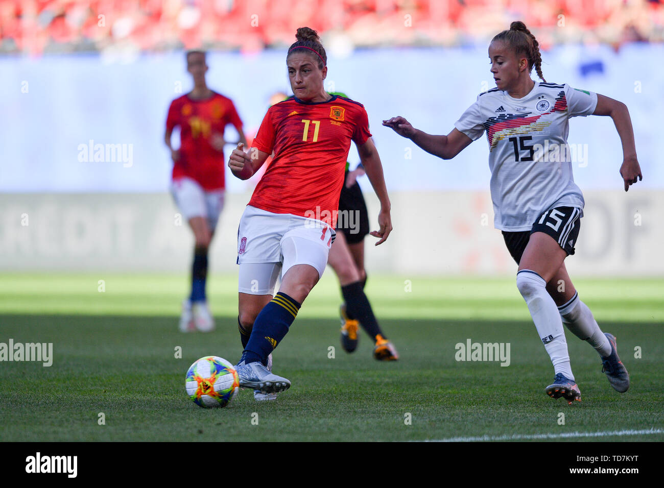 Valenciennes, Frankreich. 12 Juni, 2019. Alexia Putellas (Spanien) (11) spielt den Ball vor Giulia Gwinn (DFB Frauen) (15), 12.06.2019, Lille (Frankreich), Fußball, Wm 2019 die FIFA Frauen, Deutschland - Spanien, FIFA-Bestimmungen verbieten die Verwendung von Fotografien als BILDSEQUENZEN UND/ODER QUASI-VIDEO. | Verwendung der weltweiten Kredit: dpa/Alamy leben Nachrichten Stockfoto