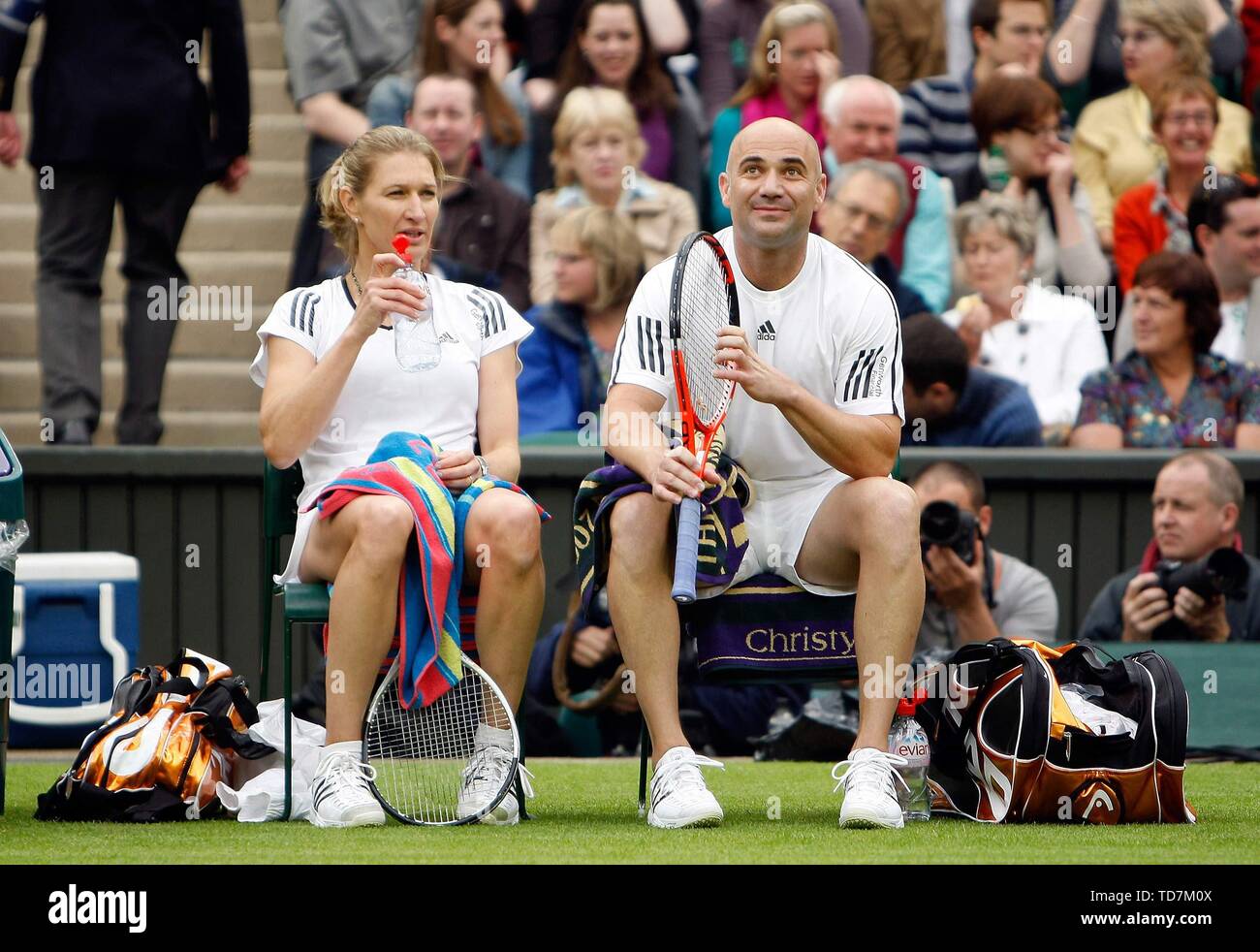 London, Grossbritannien. 17. Mai 2009. firo Tennis: 17.05.2009 Wimbledon Eröffnung des neuen Center Court mit Dacheindeckung Steffi Graf und Andre Agassi in gemischten Format Copyright firo zurück Seite Bilder spielte nur in G ER MA NY! Pfefferackerstr. 2a 45894 G elsenkirchen Deutschland www.firosportphoto.de Mail@firosportphoto.de (V olksbank B ochum W Itten) BLZ.: 430 601 29 Kt. Nr.: 341 117 100, Tel.: 0209 - 9304402 Fax: 0209 - 9304443 | Verwendung der weltweiten Kredit: dpa/Alamy leben Nachrichten Stockfoto