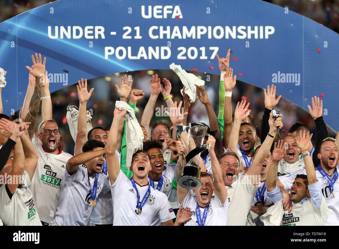Krakau, Polen. 30. Juni, 2017 firo Fußball, Fußball, international, 30.06.2017 U21-U21-EM-Finale Deutschland - Spanien 1:0 Preisverleihung Deutschland Europäisches Team Niklas Stark, Max Meyer mit Tasse und Thilo Kehrer | Verwendung der weltweiten Kredit: dpa/Alamy leben Nachrichten Stockfoto
