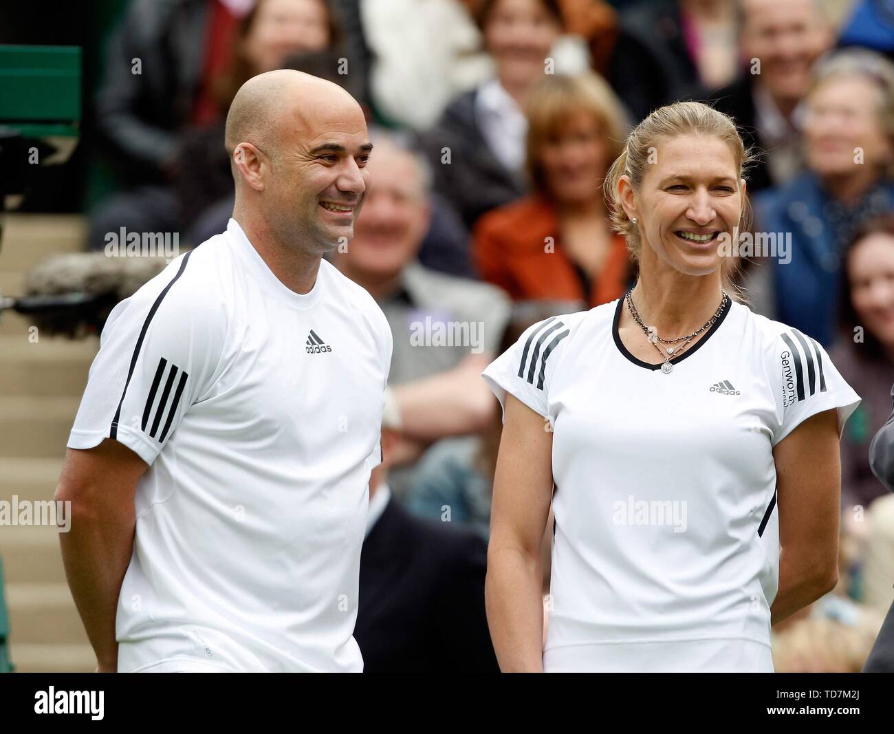 London, Grossbritannien. 17. Mai 2009. firo Tennis: 17.05.2009 Wimbledon Eröffnung des neuen Center Court mit Dacheindeckung Steffi Graf und Andre Agassi in gemischten Format Copyright firo zurück Seite Bilder spielte nur in G ER MA NY! Pfefferackerstr. 2a 45894 G elsenkirchen Deutschland www.firosportphoto.de Mail@firosportphoto.de (V olksbank B ochum W Itten) BLZ.: 430 601 29 Kt. Nr.: 341 117 100, Tel.: 0209 - 9304402 Fax: 0209 - 9304443 | Verwendung der weltweiten Kredit: dpa/Alamy leben Nachrichten Stockfoto