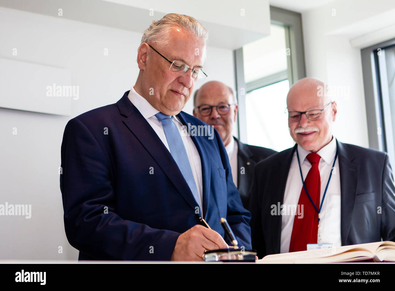 13. Juni 2019, Schleswig-Holstein, Kiel: Joachim Herrmann (CSU), l-r), Innenminister von Bayern, verbindet Hans-Joachim Grote (CDU), Innenminister von Schleswig-Holstein und Ulrich Mäurer (SPD), Senator für Inneres in Bremen, im Gästebuch der Stadt Kiel. Bei ihrer Frühjahrstagung am 13. Juni, die Innenminister des Bundes und der Länder die Polizeieinsätze bei Fußballspielen und bessere Zusammenarbeit im Kampf gegen den Clan Strukturen erörtern. Insgesamt 69 Themen stehen auf der Tagesordnung der Tagung, die bis zum 14. Juni laufen wird. Foto: Frank mausern Stockfoto