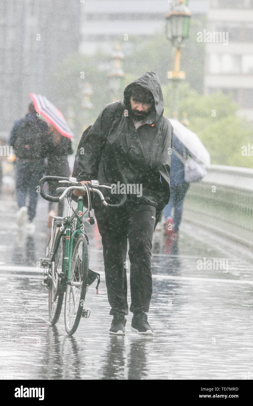 London, Großbritannien. 13. Juni 2019. Fußgänger werden von sintflutartigen Regenfällen und starken Regen über die Westminster Bridge London getroffen. Credit: Amer ghazzal/Alamy leben Nachrichten Stockfoto