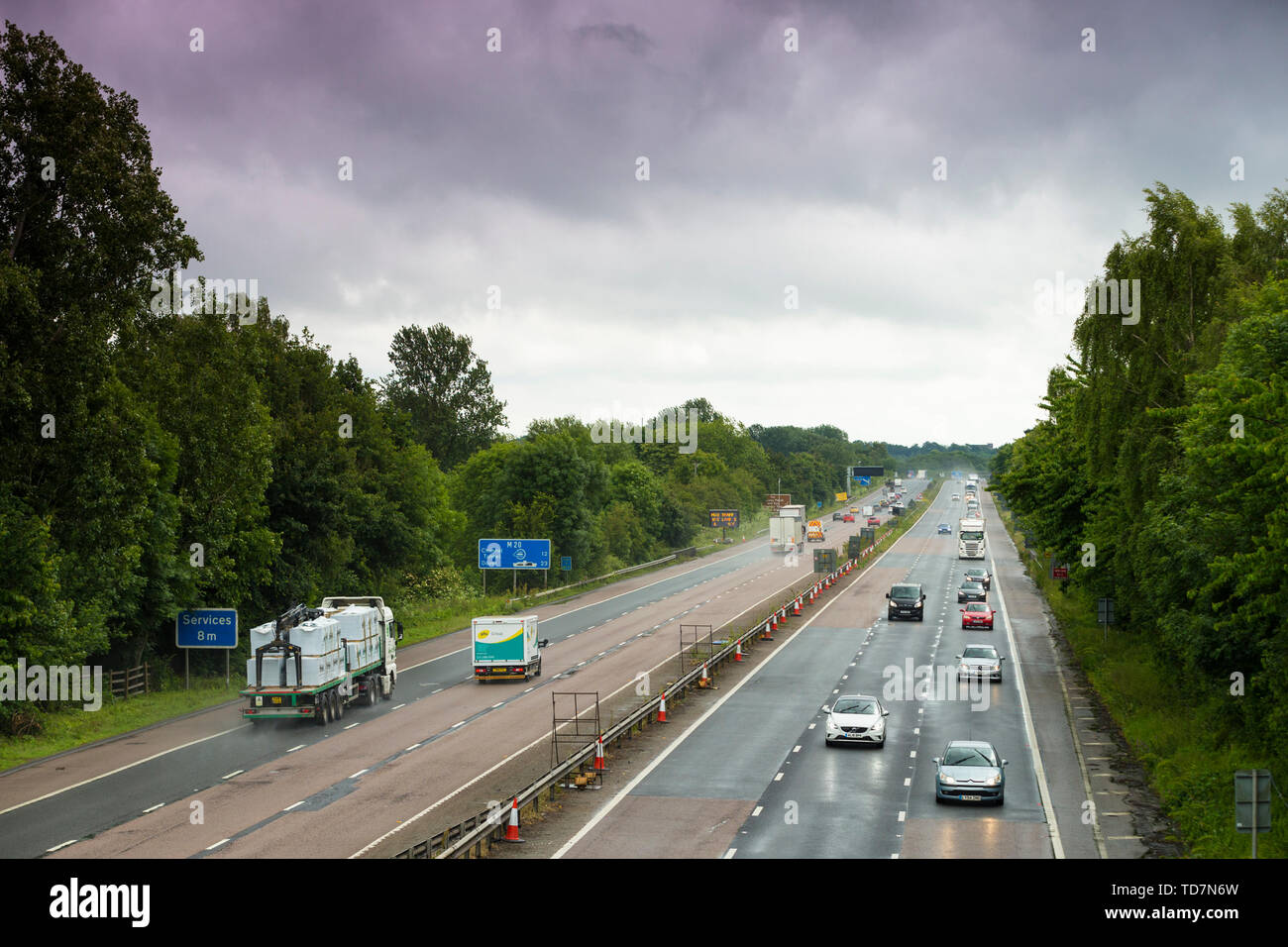 Ashford, Kent, Großbritannien. 13 Jun, 2019. UK Wetter: ein Mix aus Sonnenschein und Regen ist für Ashford, Kent heute prognostiziert. Dunkle Wolken tauchen über die Autobahn M20, die in den letzten Tagen durch die wechselhafter Witterung erfolgt ist. © Paul Lawrenson 2019, Foto: Paul Lawrenson/Alamy leben Nachrichten Stockfoto