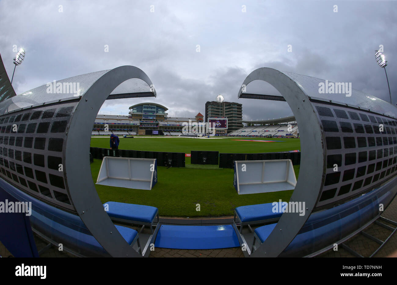 Trent Bridge, Nottingham, UK. 13. Juni, 2019. ICC World Cup Cricket, Indien gegen Neuseeland; eine allgemeine Ansicht von Trent Brücke von den Spielern Unterstände mit den Abdeckungen auf durch den Regen Credit: Aktion plus Sport/Alamy leben Nachrichten Stockfoto