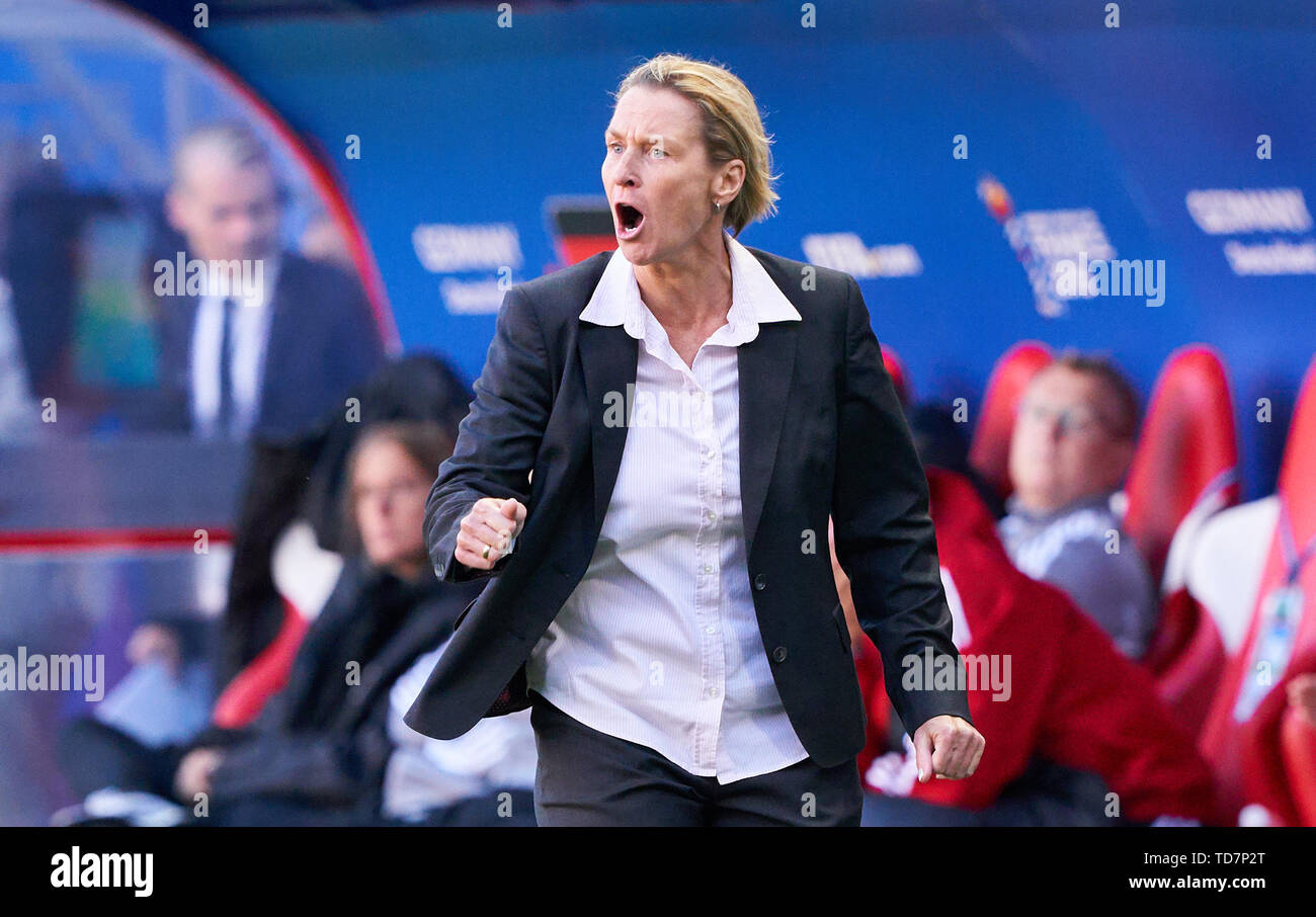 Valenciennes, Frankreich. 12 Juni, 2019. Martina Voss-Tecklenburg, Trainer, Team Manager DFB-Frauen, Jubeln, Freude, Emotionen, feiern, lachen, Jubeln, Jubeln, reißt die Arme, ballte die Faust, Feiern, Feier, DEUTSCHLAND - SPANIEN Frauen FIFA-Weltpokal France Saison 2018/2019, 12. Juni 2019 in Valenciennes, Frankreich. Credit: Peter Schatz/Alamy leben Nachrichten Stockfoto