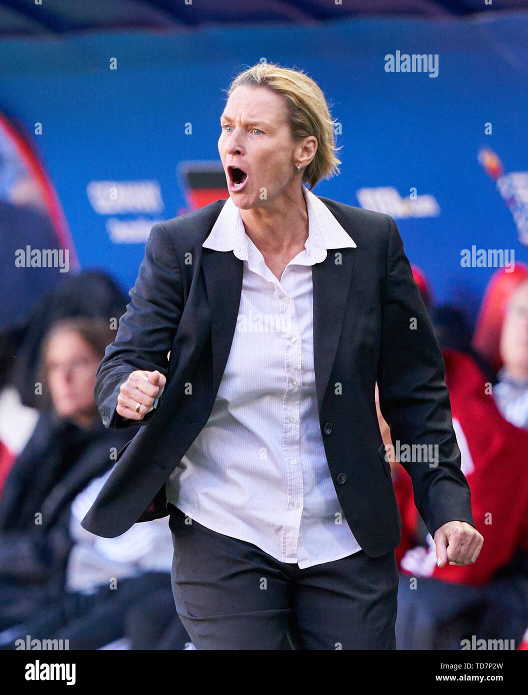 Valenciennes, Frankreich. 12 Juni, 2019. Martina Voss-Tecklenburg, Trainer, Team Manager DFB-Frauen, Jubeln, Freude, Emotionen, feiern, lachen, Jubeln, Jubeln, reißt die Arme, ballte die Faust, Feiern, Feier, DEUTSCHLAND - SPANIEN Frauen FIFA-Weltpokal France Saison 2018/2019, 12. Juni 2019 in Valenciennes, Frankreich. Credit: Peter Schatz/Alamy leben Nachrichten Stockfoto