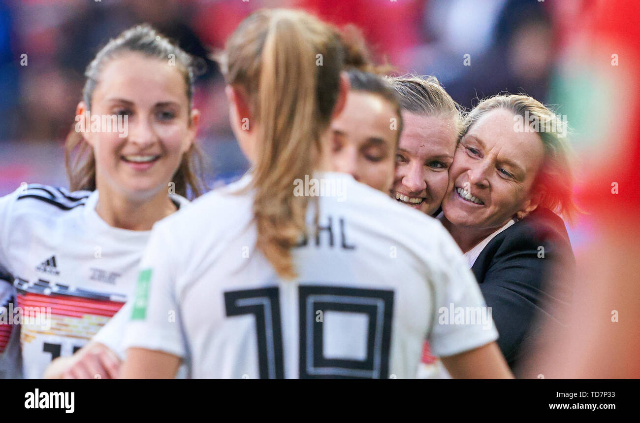 Valenciennes, Frankreich. 12 Juni, 2019. Martina Voss-Tecklenburg, Trainer, Team Manager DFB-Frauen, Alexandra POPP, DFB 11 Sara DÄBRITZ, DFB 13 Svenja HUTH, DFB 9 Jubel, Freude, Emotionen, feiern, lachen, Jubeln, Jubeln, reißt die Arme, ballte die Faust, Feiern, Feier, Torjubel, DEUTSCHLAND - SPANIEN Frauen FIFA-Weltpokal France Saison 2018/2019, 12. Juni 2019 in Valenciennes, Frankreich. Credit: Peter Schatz/Alamy leben Nachrichten Stockfoto
