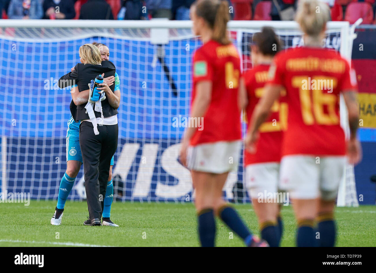 Valenciennes, Frankreich. 12 Juni, 2019. Martina Voss-Tecklenburg, Trainer, Team Manager DFB-Frauen, Umarmungen Almuth SCHULT, DFB 1 Jubel, Freude, Emotionen, feiern, lachen, Jubeln, Jubeln, reißt die Arme, ballte die Faust, Feiern, Feier, Torjubel, DEUTSCHLAND - SPANIEN Frauen FIFA-Weltpokal France Saison 2018/2019, 12. Juni 2019 in Valenciennes, Frankreich. Credit: Peter Schatz/Alamy leben Nachrichten Stockfoto