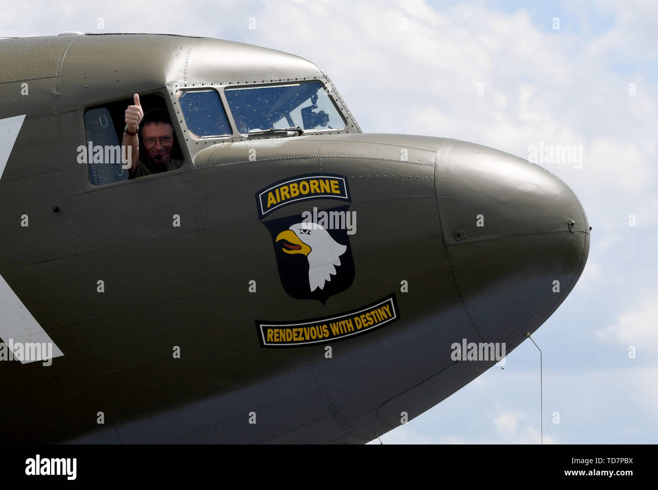 Jagel, Deutschland. 13. Juni, 2019. Die DC-3 "Rosinenbomber" hat in Jagel Air Base landete. Auf der potterday' vor der deutschen Streitkräfte Tag am 15.06.2019, Die historische Flugzeuge werden an den Standorten der Berliner Luftbrücke fliegen die Lieferung von Berlin vor 70 Jahren zu gedenken. Credit: Carsten Rehder/dpa/Alamy leben Nachrichten Stockfoto