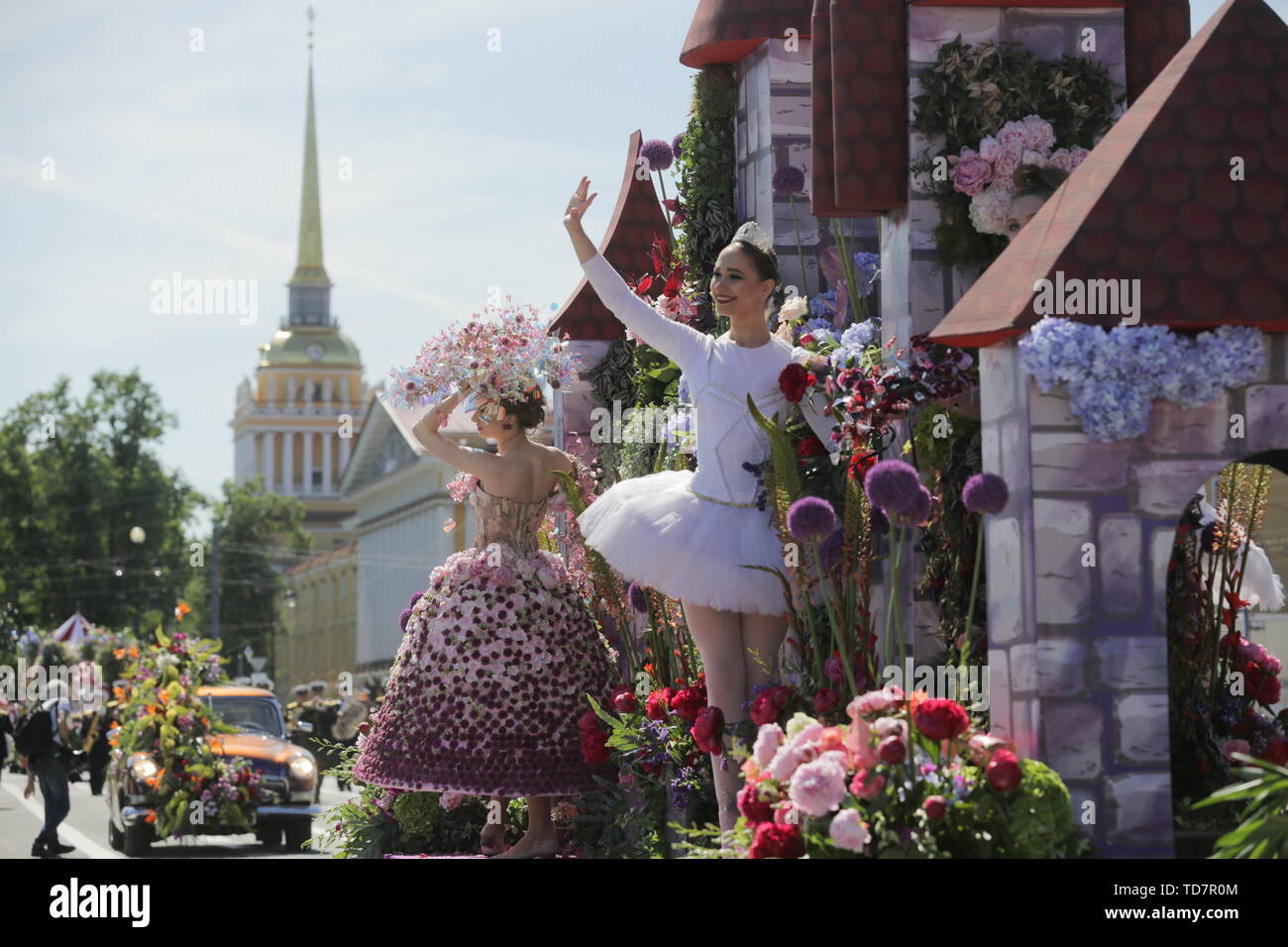 St. Petersburg, Russland. 12 Juni, 2019. Menschen nehmen an einem Blumenkorso in Russland Tag in St. Petersburg, Russland, Juni 12, 2019 feiern. Russland Tag ist das Datum, an dem der erste Kongress der Volksdeputierten der Russischen Föderation die Erklärung des russischen nationalen Souveränität im Jahr 1990 angenommen. Credit: Irina Motina/Xinhua/Alamy leben Nachrichten Stockfoto