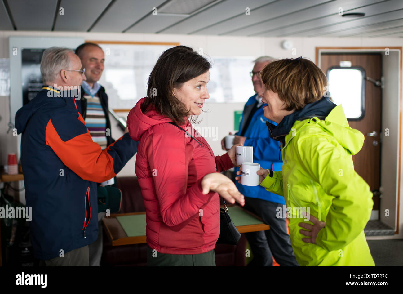 13. Juni 2019, Island, Westmännerinseln: Bundespräsident Dr. Frank-Walter Steinmeier (2. von rechts) und seine Frau Elke Büdenbender (r), zusammen mit den Gudni Thorlacius Jóhannesson (2. von links), Präsident von Island, und seine Frau Eliza Reid (M), die Fähre zur Insel Heimaey auf den Westmännerinseln. Präsident Steinmeier und seine Frau sind auf einem zweitägigen Staatsbesuch in Island. Foto: Bernd von Jutrczenka/dpa Stockfoto