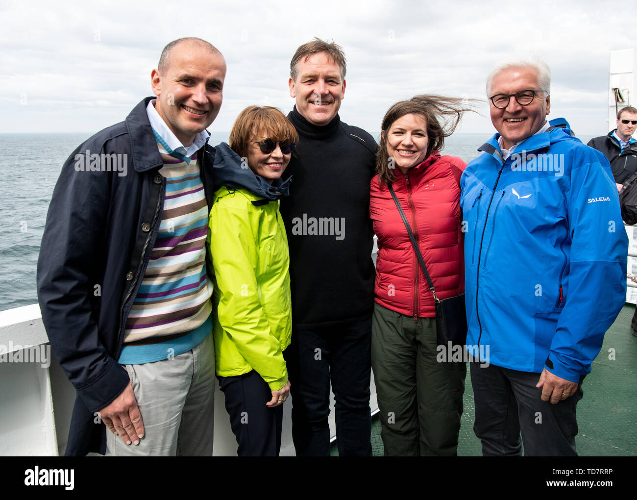 13. Juni 2019, Island, Westmännerinseln: Bundespräsident Dr. Frank-Walter Steinmeier (r), seine Frau Elke Büdenbender (2. von links), Gudni Thorlacius Jóhannesson (l), Präsident von Island, und seine Frau Eliza Reid (2. von rechts) nahm Alfred Gislason, THW Kiel auf lange Zeit Handball Trainer, in die Mitte der Insel Heimaey auf den Westmännerinseln während einer Fahrt mit der Fähre. Gislason ist Gast des Bundespräsidenten während der Reise. Präsident Steinmeier und seine Frau sind auf einem zweitägigen Staatsbesuch in Island. Foto: Bernd von Jutrczenka/dpa Stockfoto