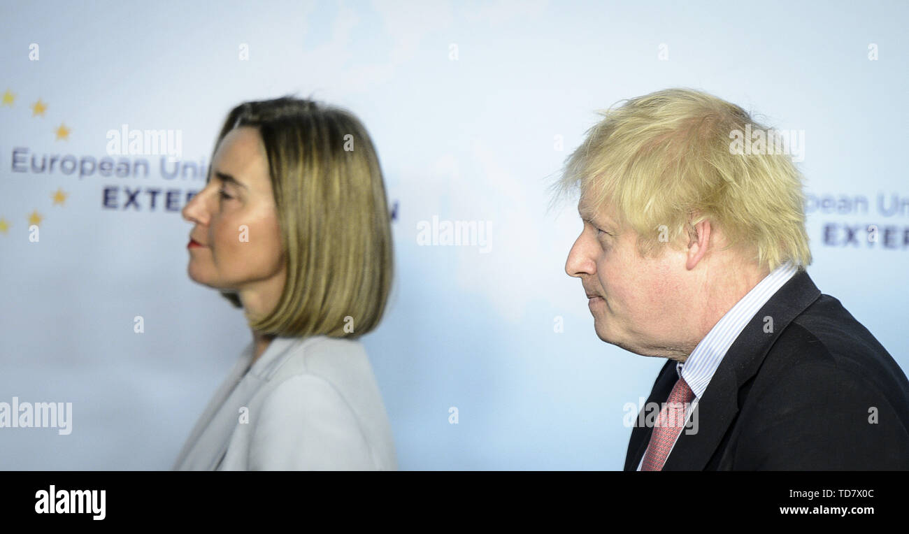 Brüssel, Belgien. 11 Jan, 2018. Federica Mogherini, der Hohe Vertreter der EU für die Außenpolitik (L) und die europäischen Außenminister aus Großbritannien, Boris Johnson geben eine Pressekonferenz nach einem Treffen mit dem iranischen Außenminister Jawad Zarif auf Europäischer Auswärtiger Dienst (EAD) Sitz: Brüssel, Belgien am 11.01.2018 von Wiktor Dabkowski | Verwendung der weltweiten Kredit: dpa/Alamy leben Nachrichten Stockfoto